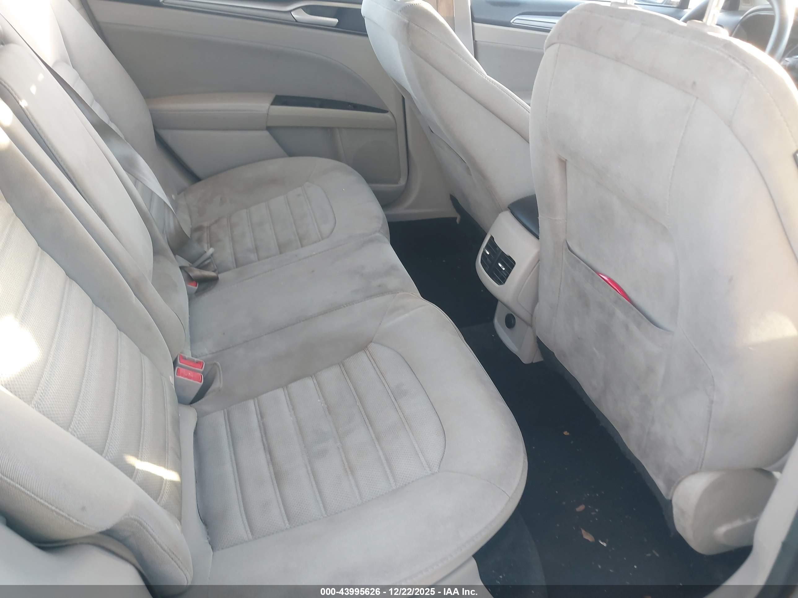 FORD FUSION image 8