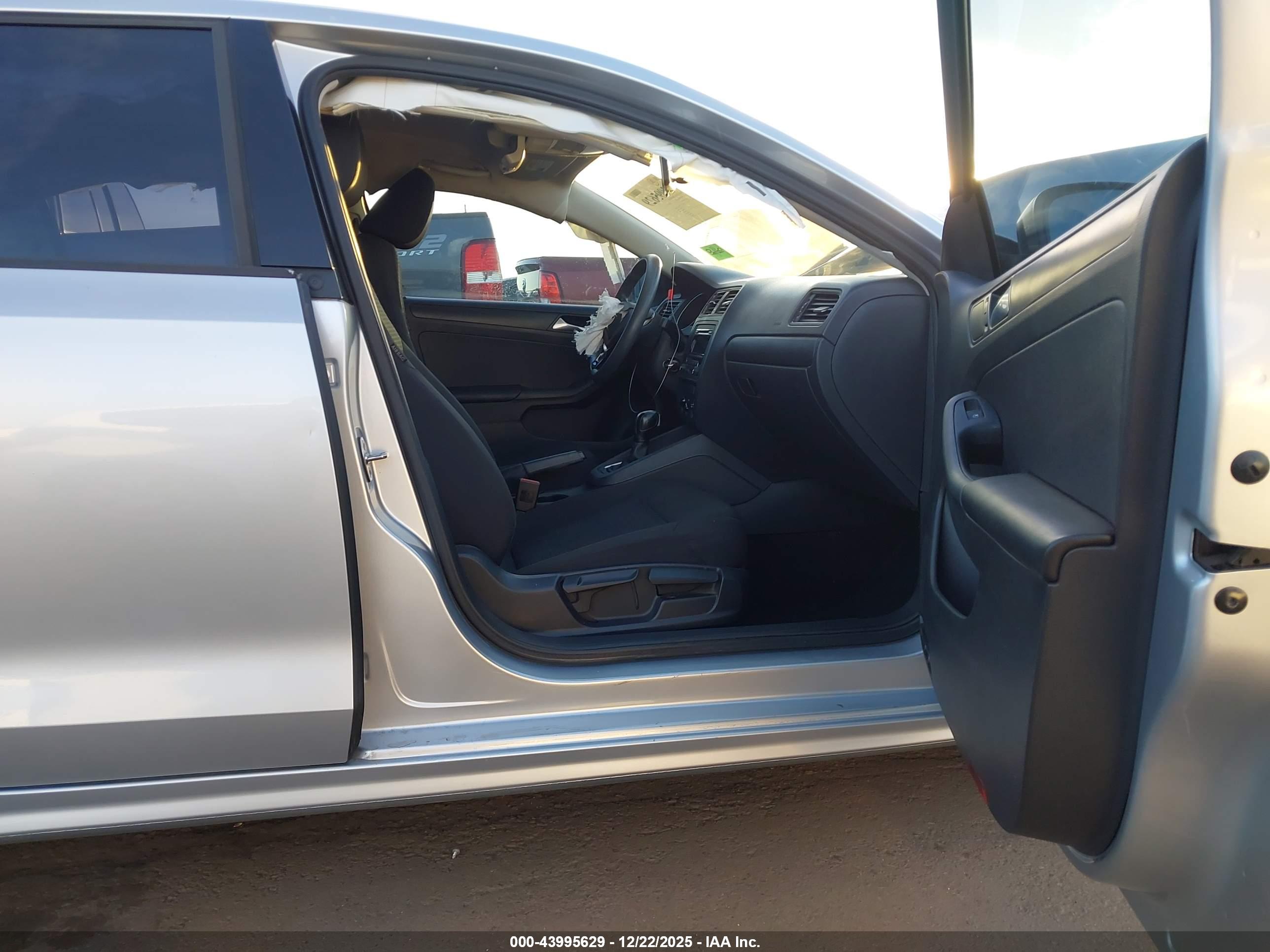 VOLKSWAGEN JETTA image 5