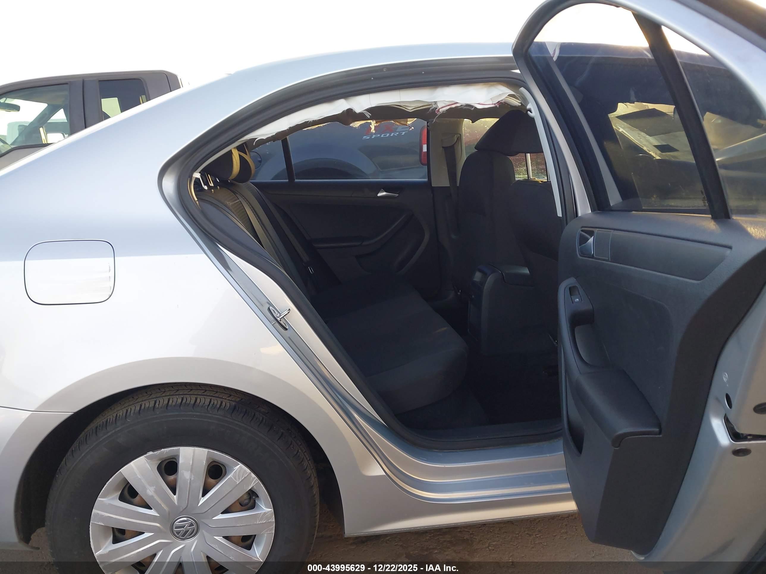 VOLKSWAGEN JETTA image 8