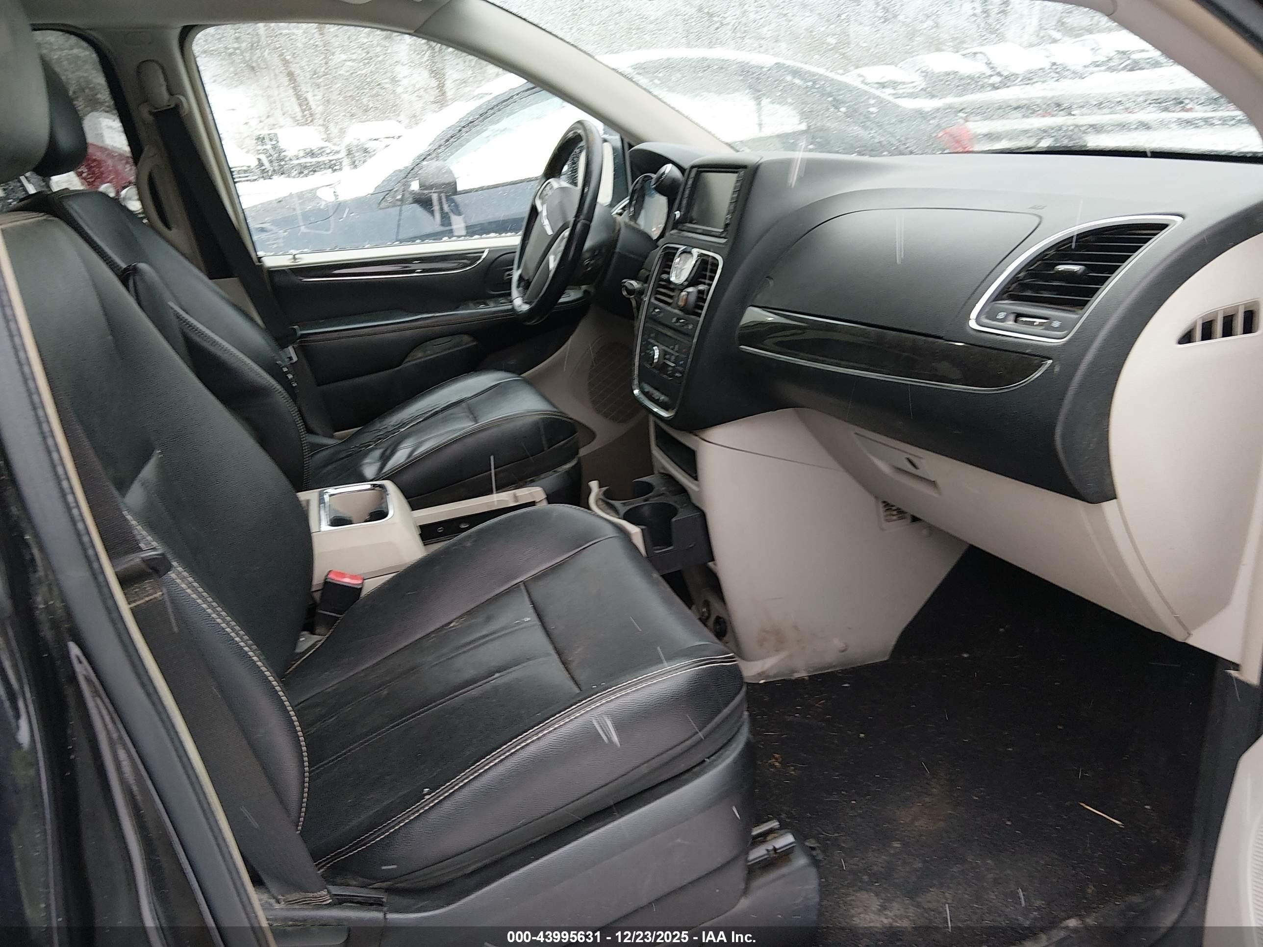 CHRYSLER TOWN image 5