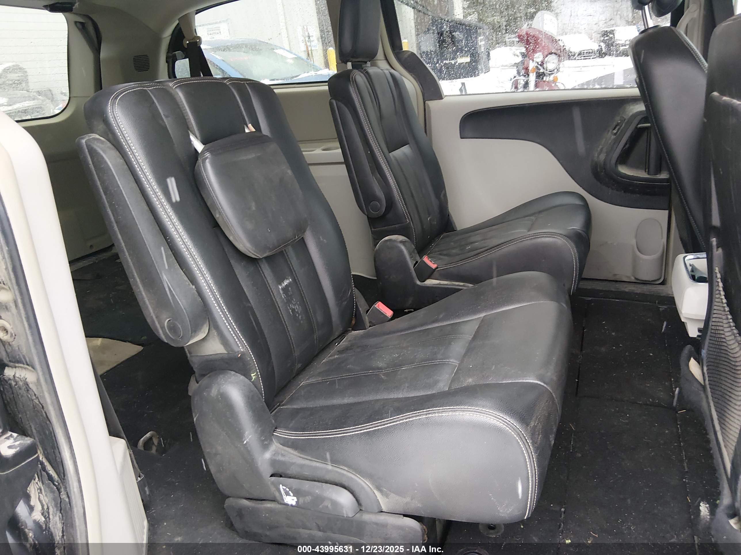 CHRYSLER TOWN image 8
