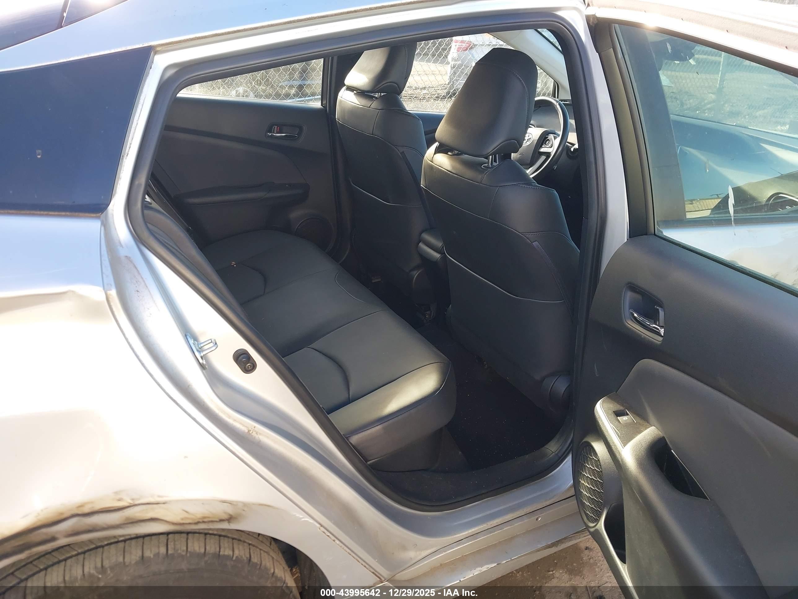 TOYOTA PRIUS image 8