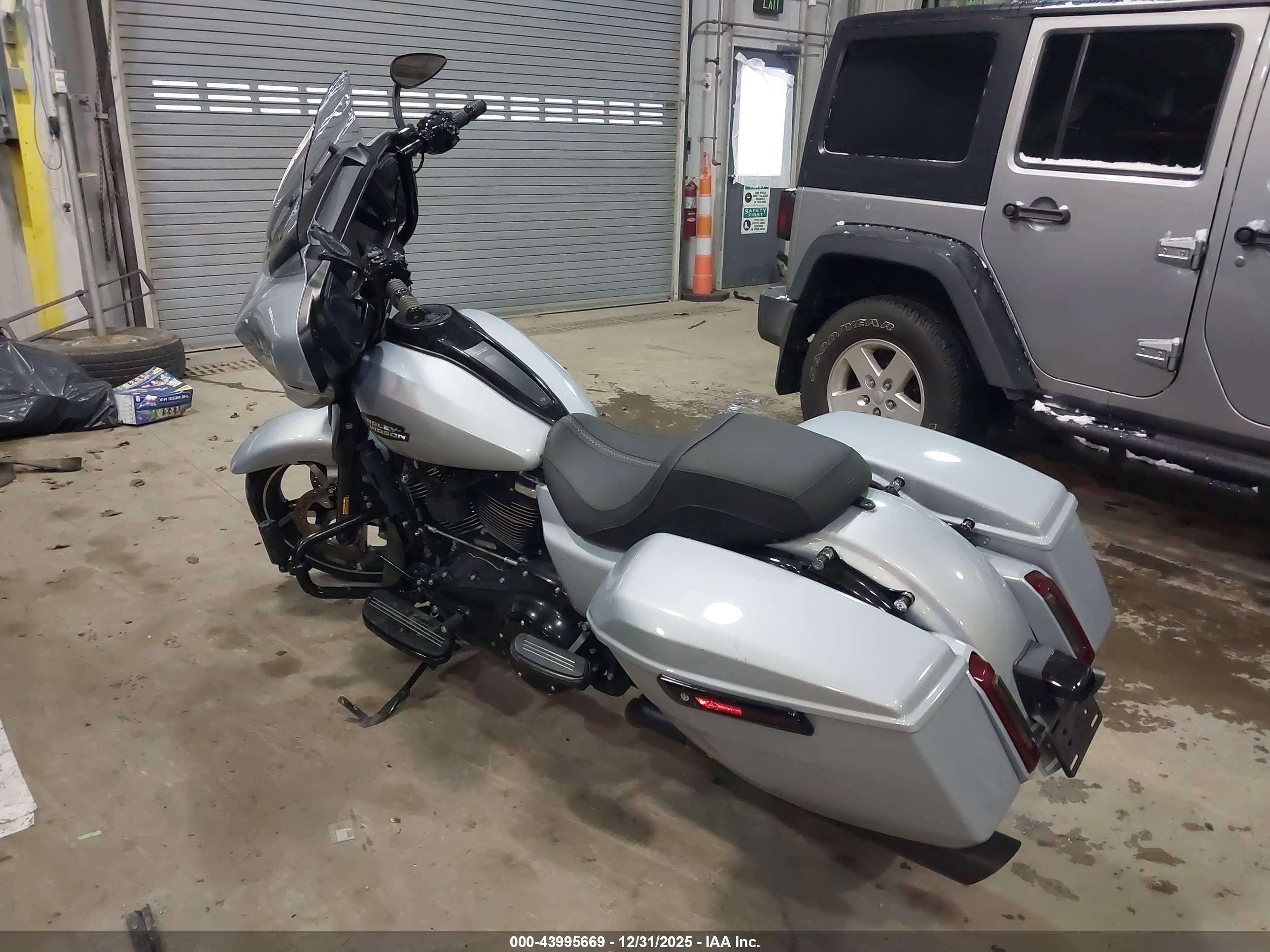 HARLEY-DAVIDSON FLHX image 3