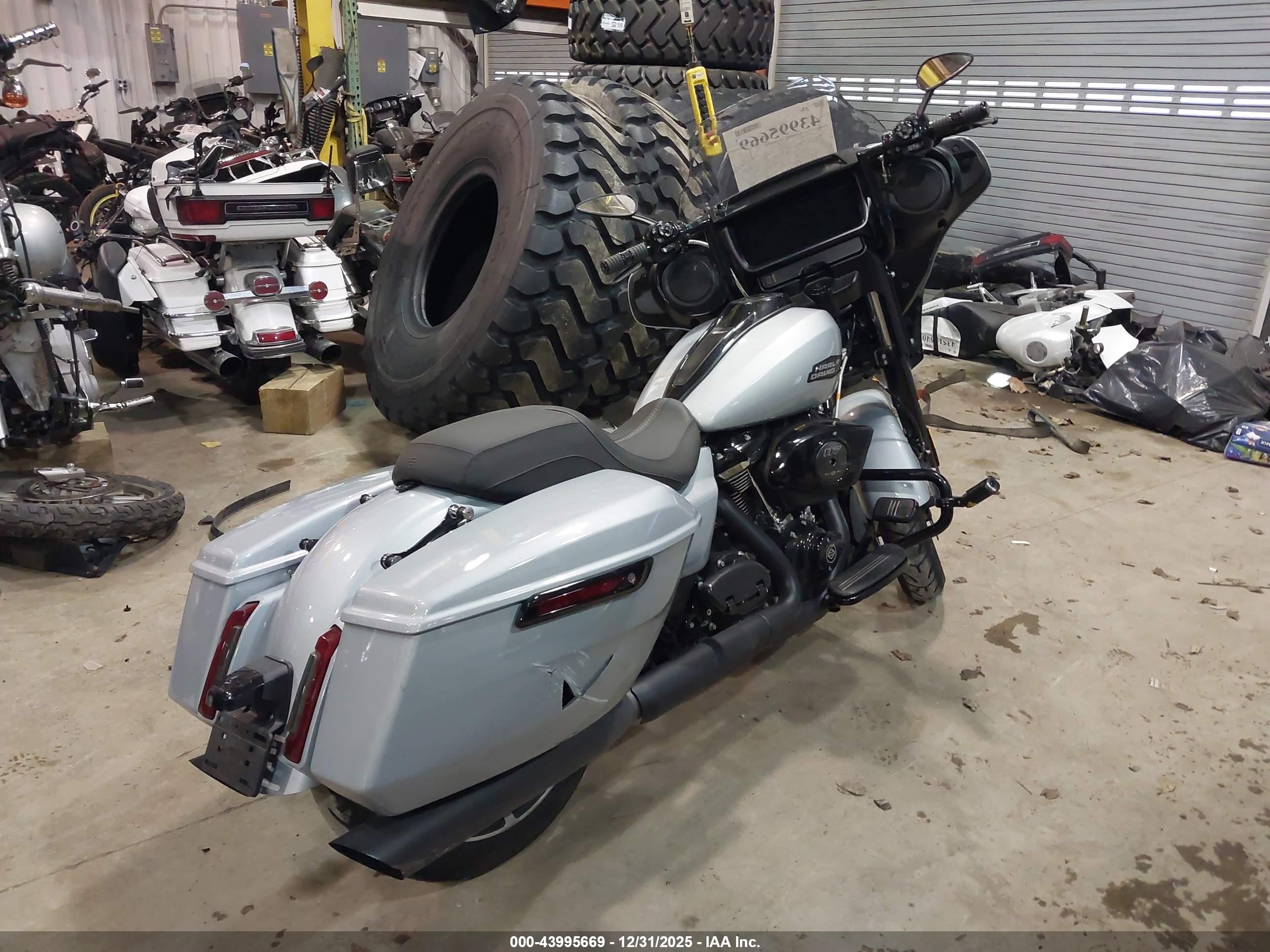HARLEY-DAVIDSON FLHX image 4