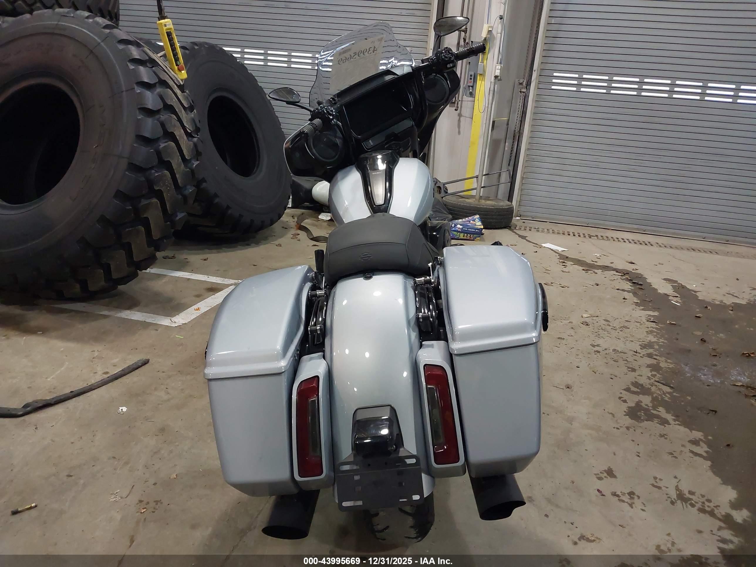 HARLEY-DAVIDSON FLHX image 6