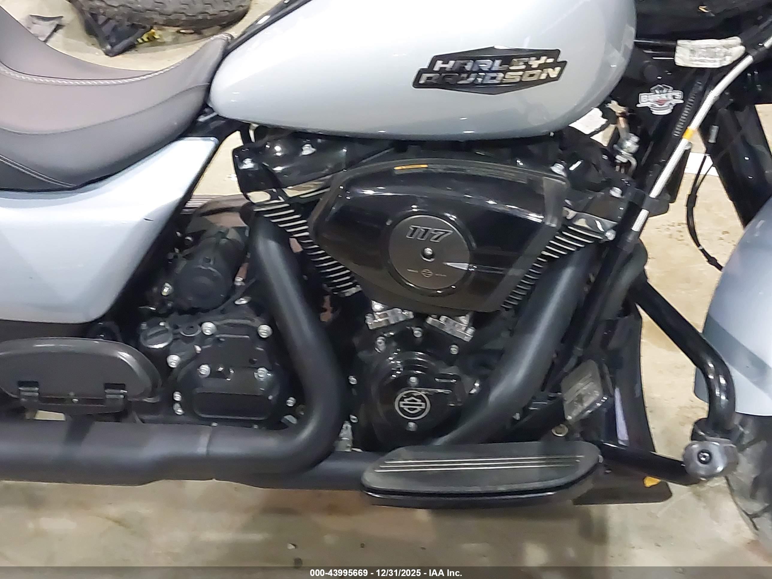 HARLEY-DAVIDSON FLHX image 8