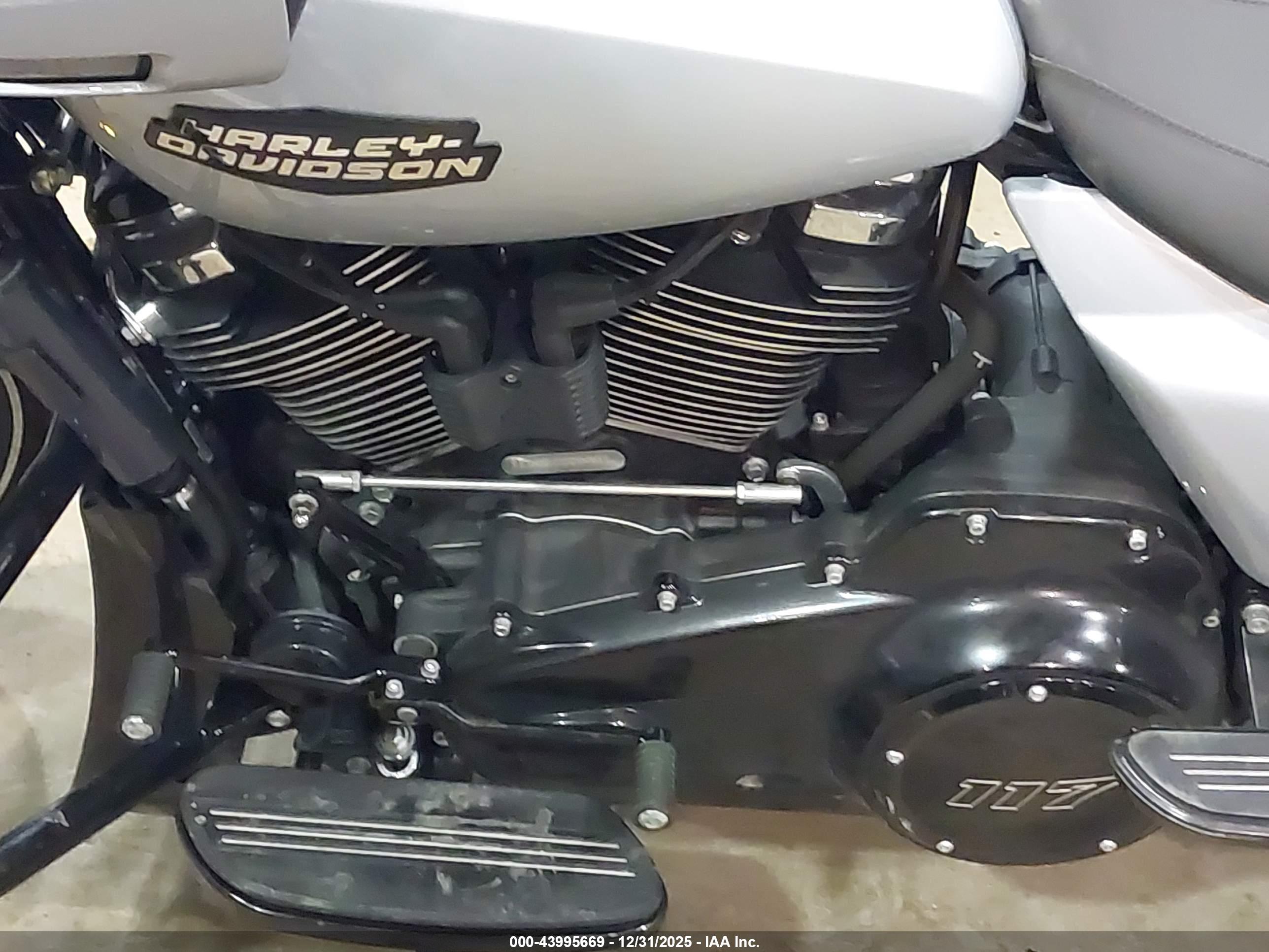 HARLEY-DAVIDSON FLHX image 9