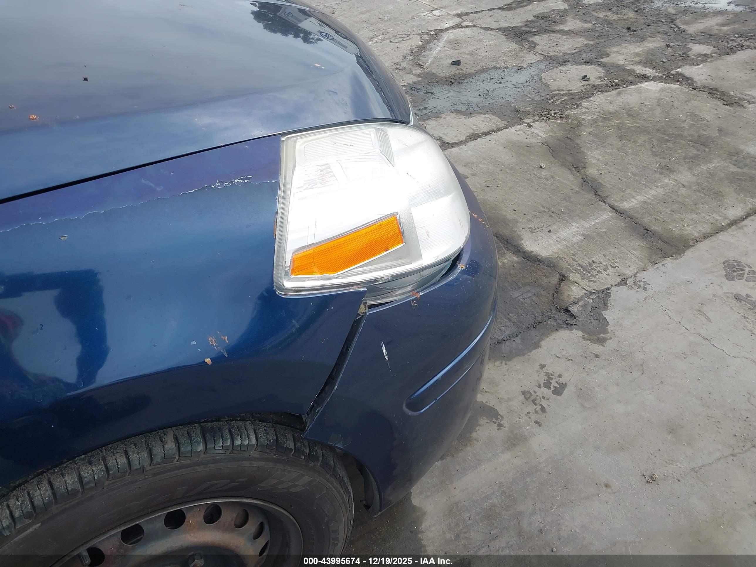 NISSAN VERSA image 6