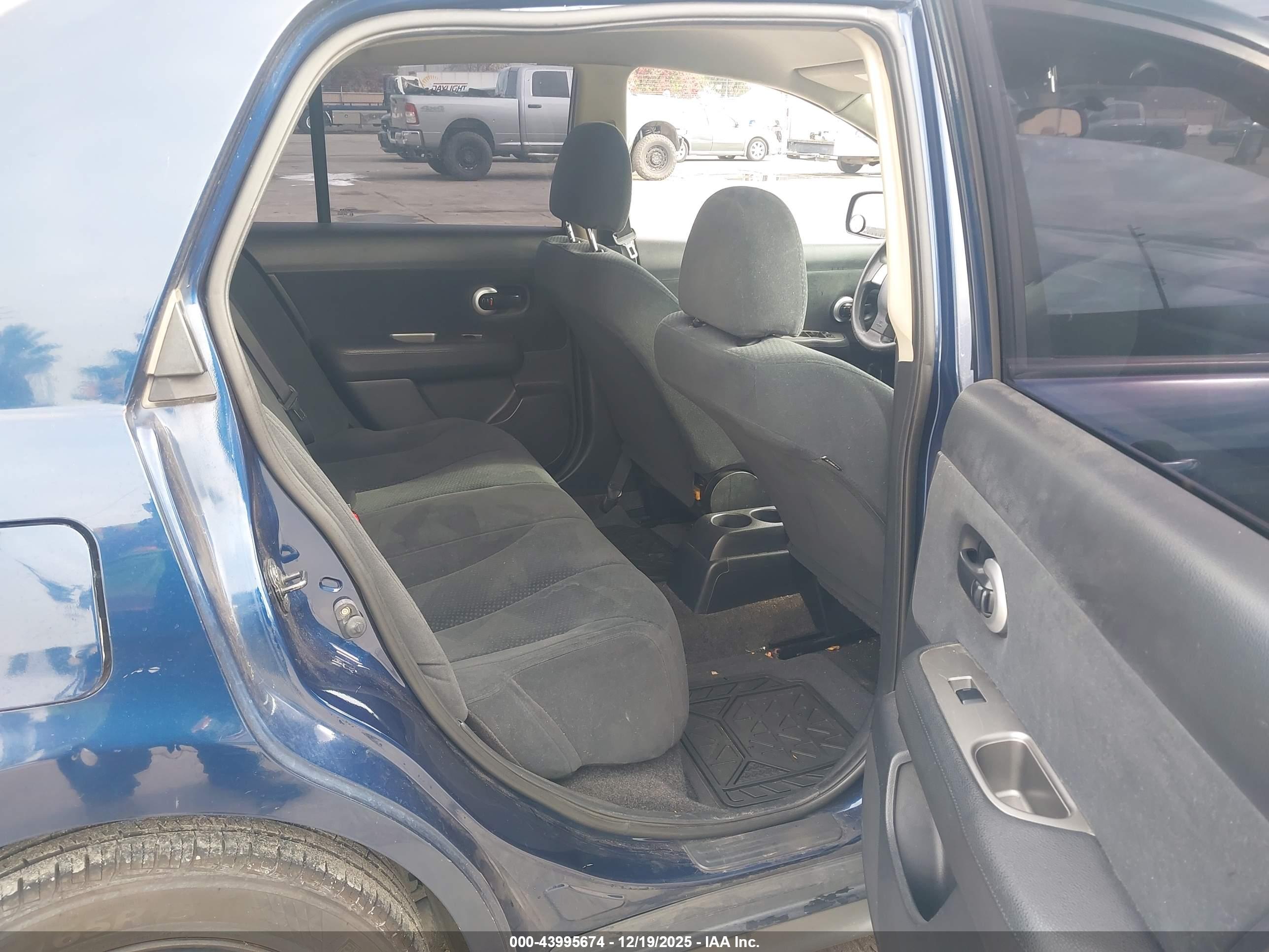 NISSAN VERSA image 8