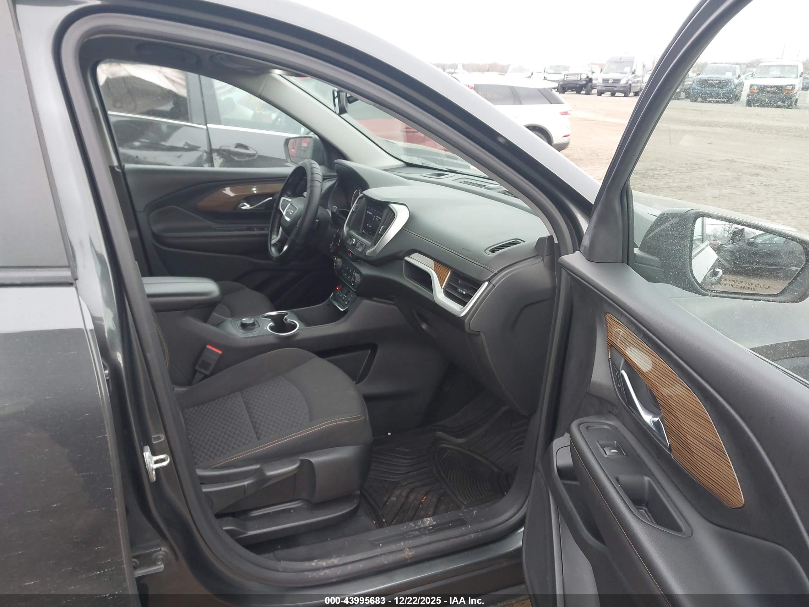 GMC TERRAIN image 5