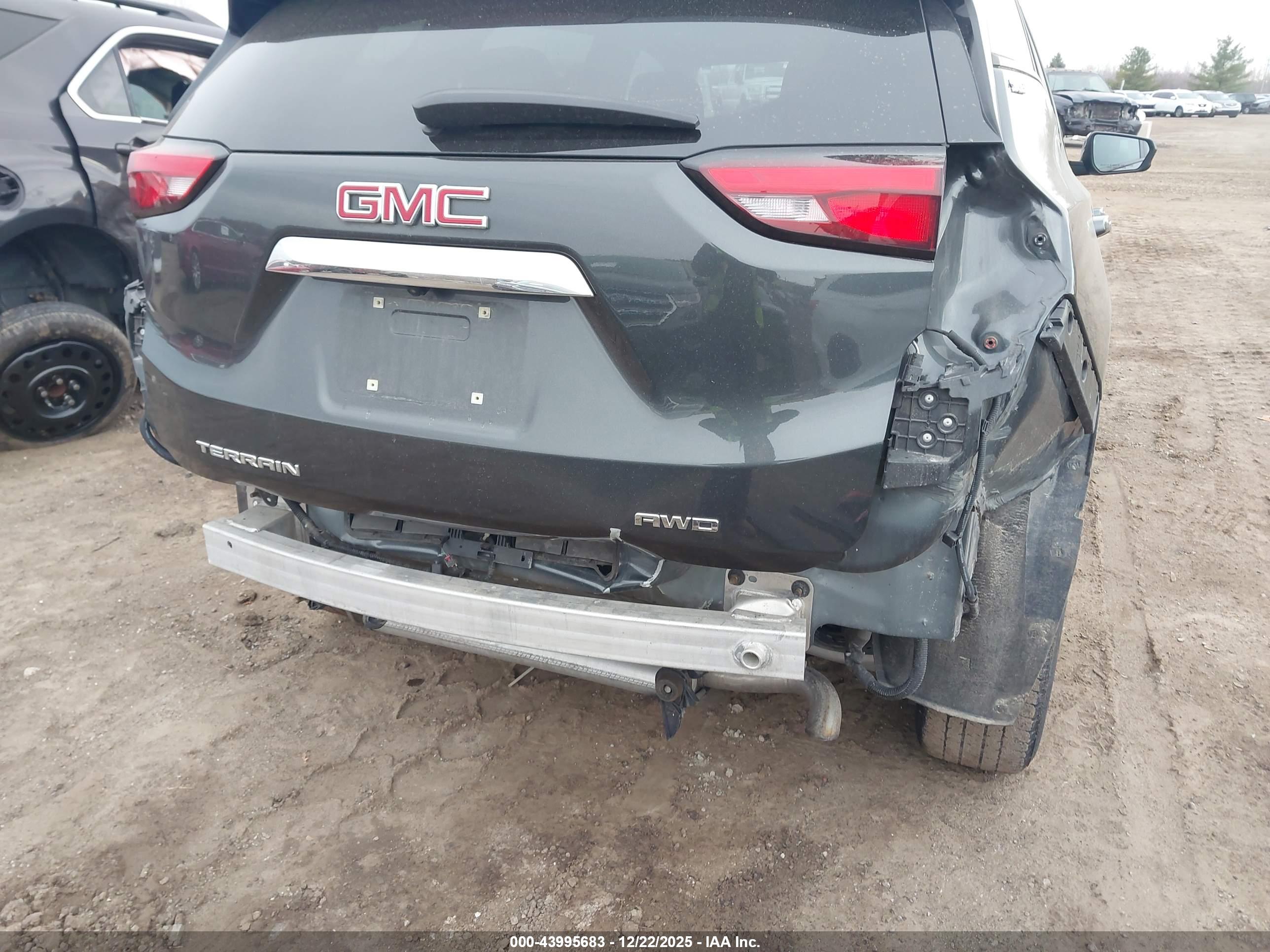 GMC TERRAIN image 6