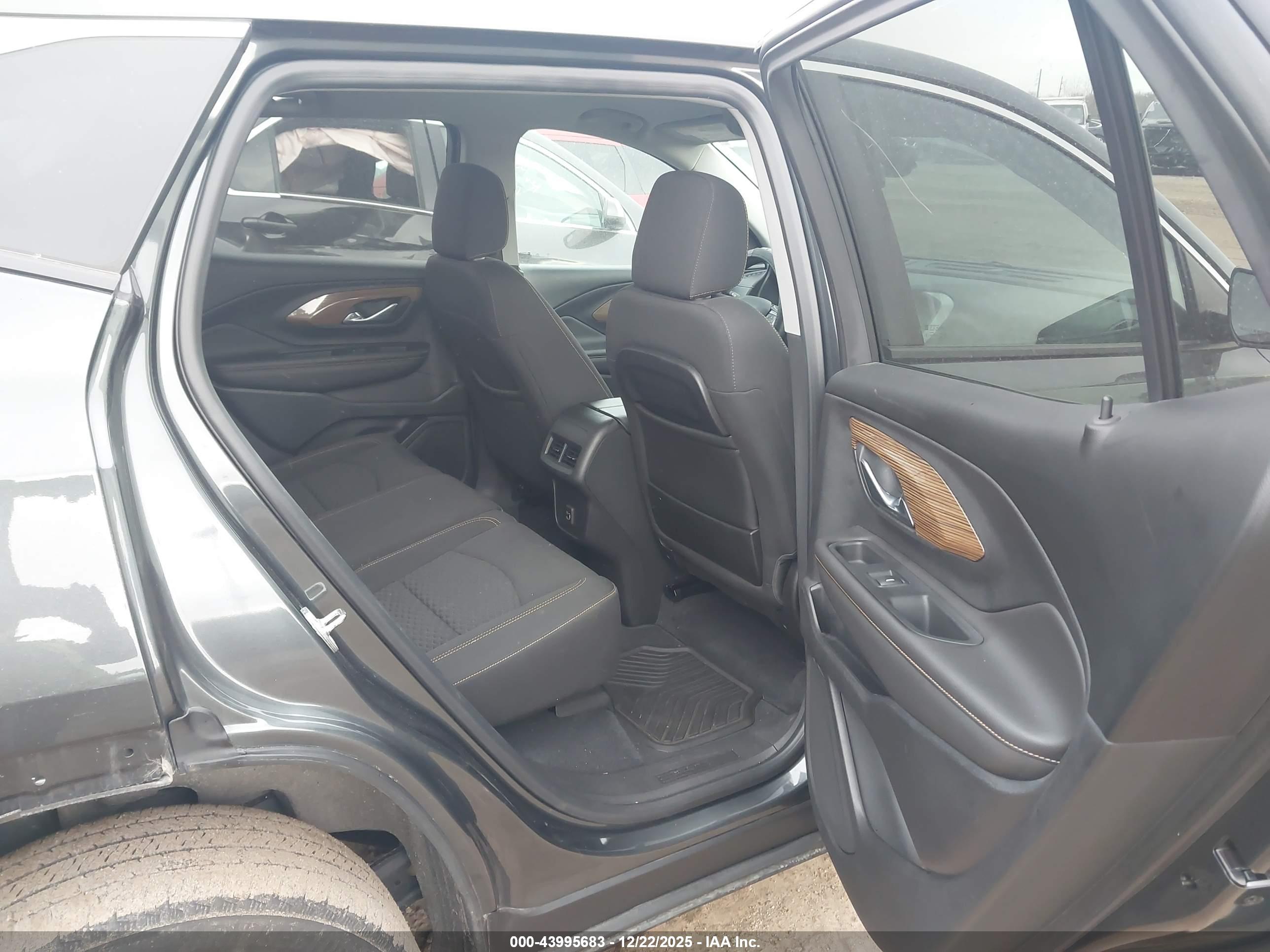 GMC TERRAIN image 8