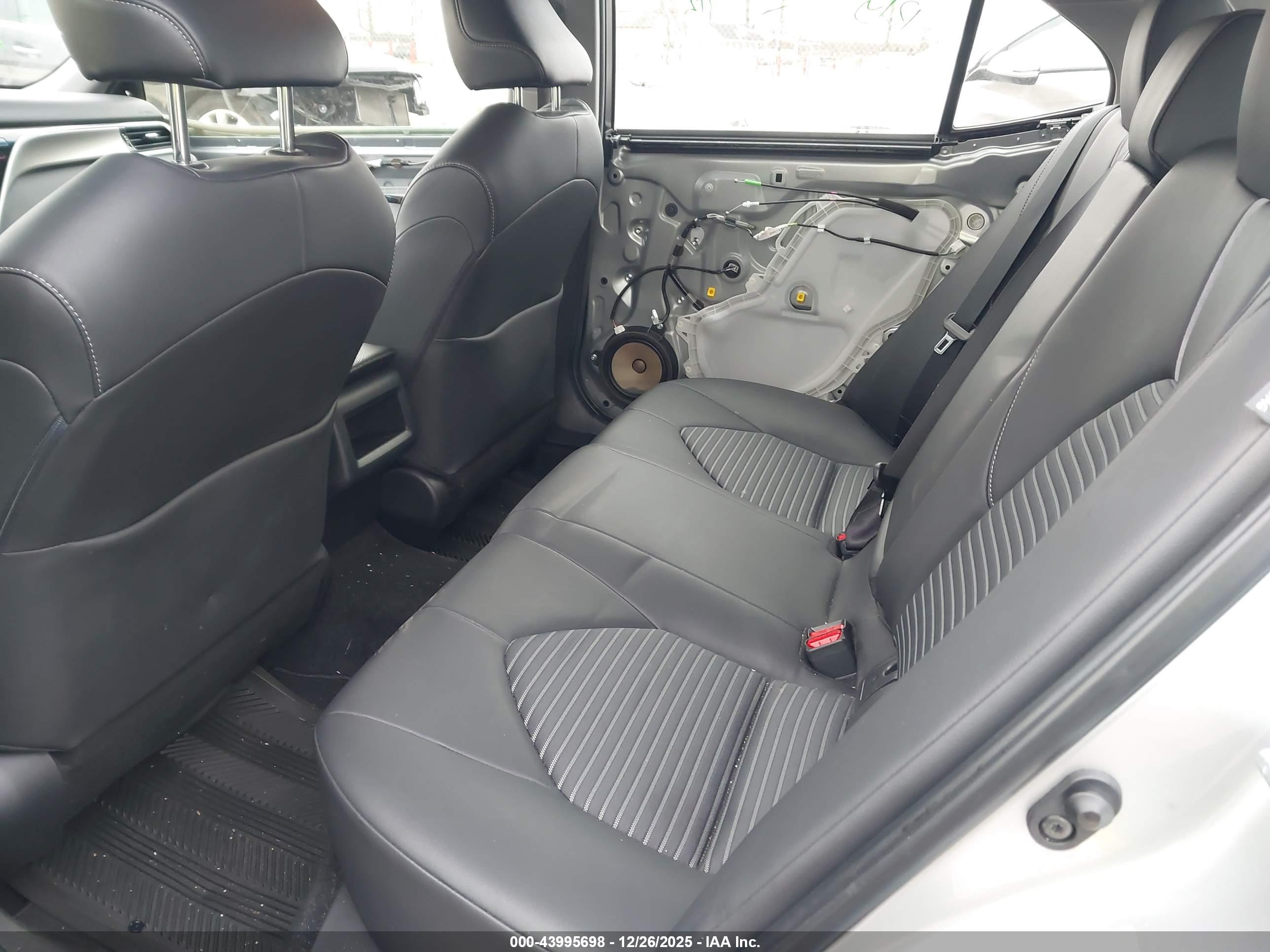TOYOTA CAMRY image 8