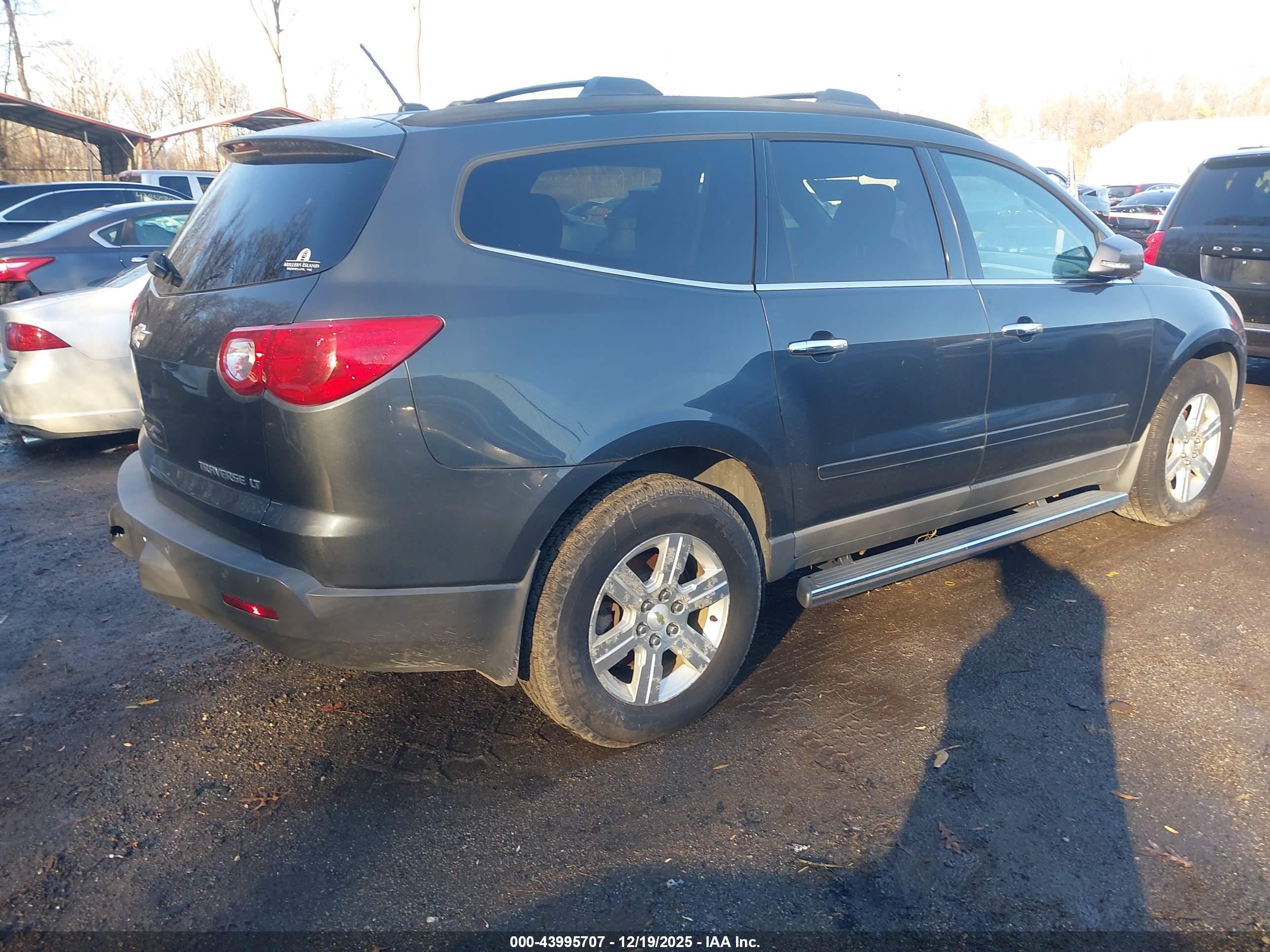 CHEVROLET TRAVERSE image 4