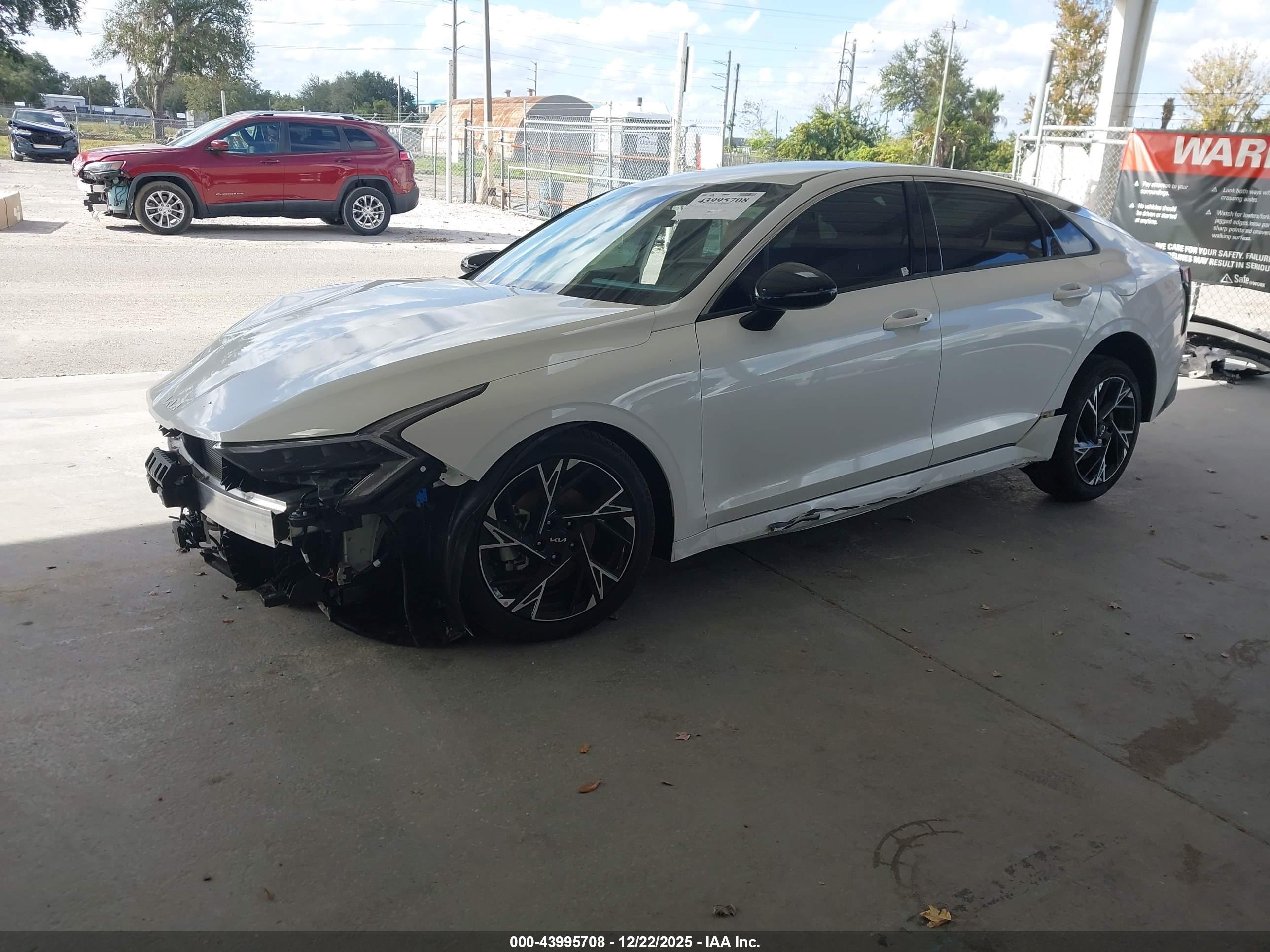 KIA K5 image 2