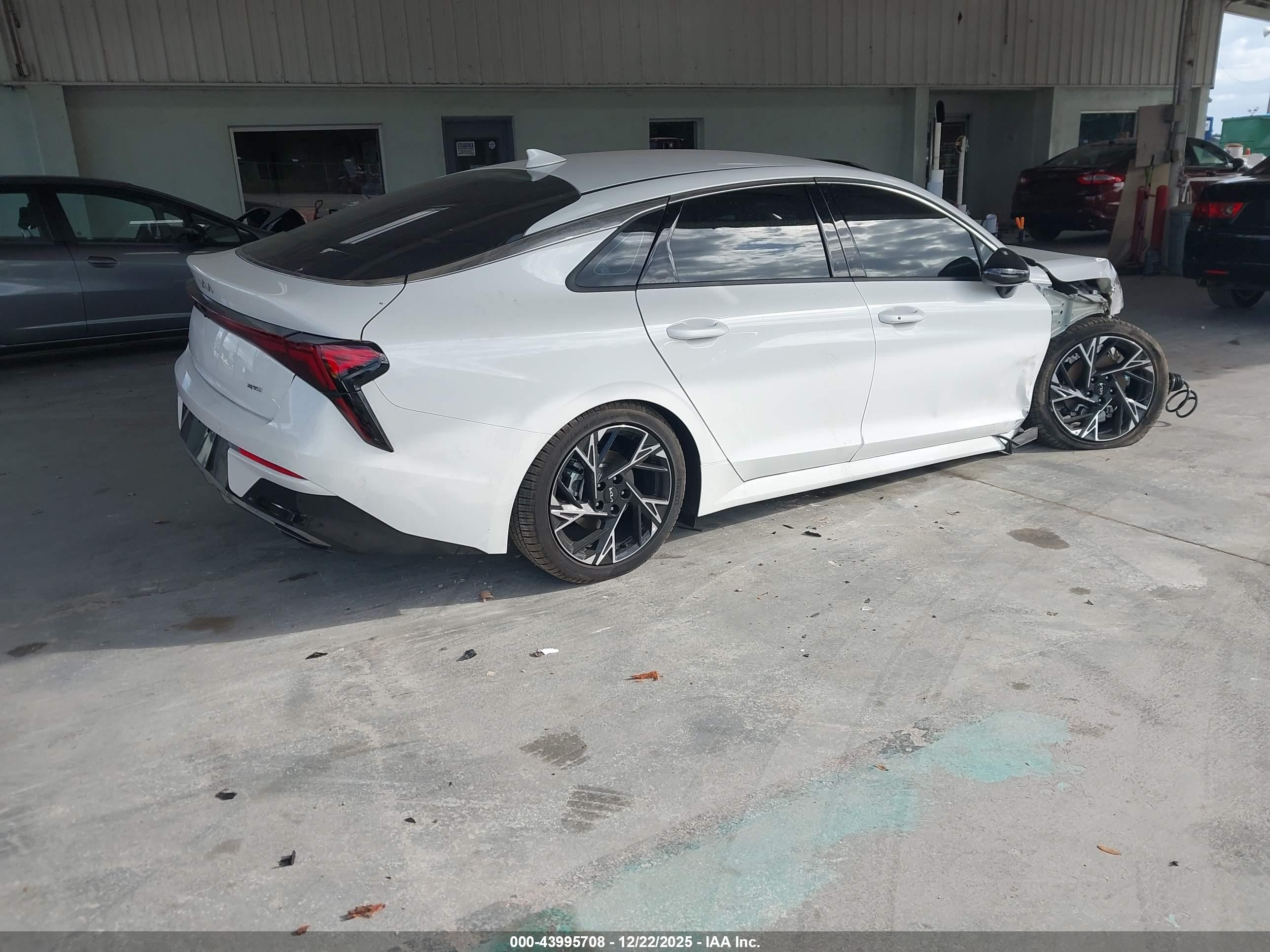 KIA K5 image 4