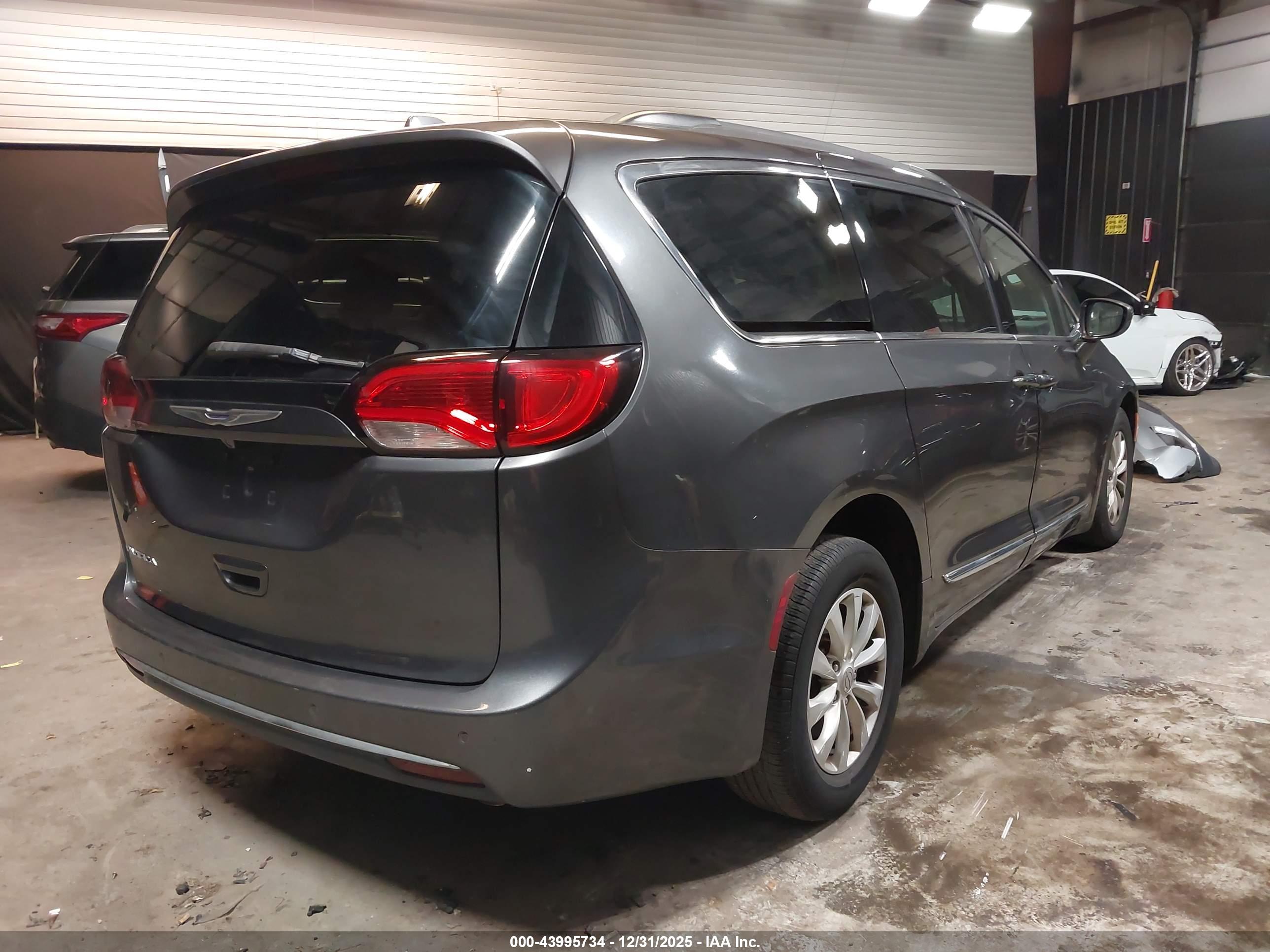 CHRYSLER PACIFICA image 4