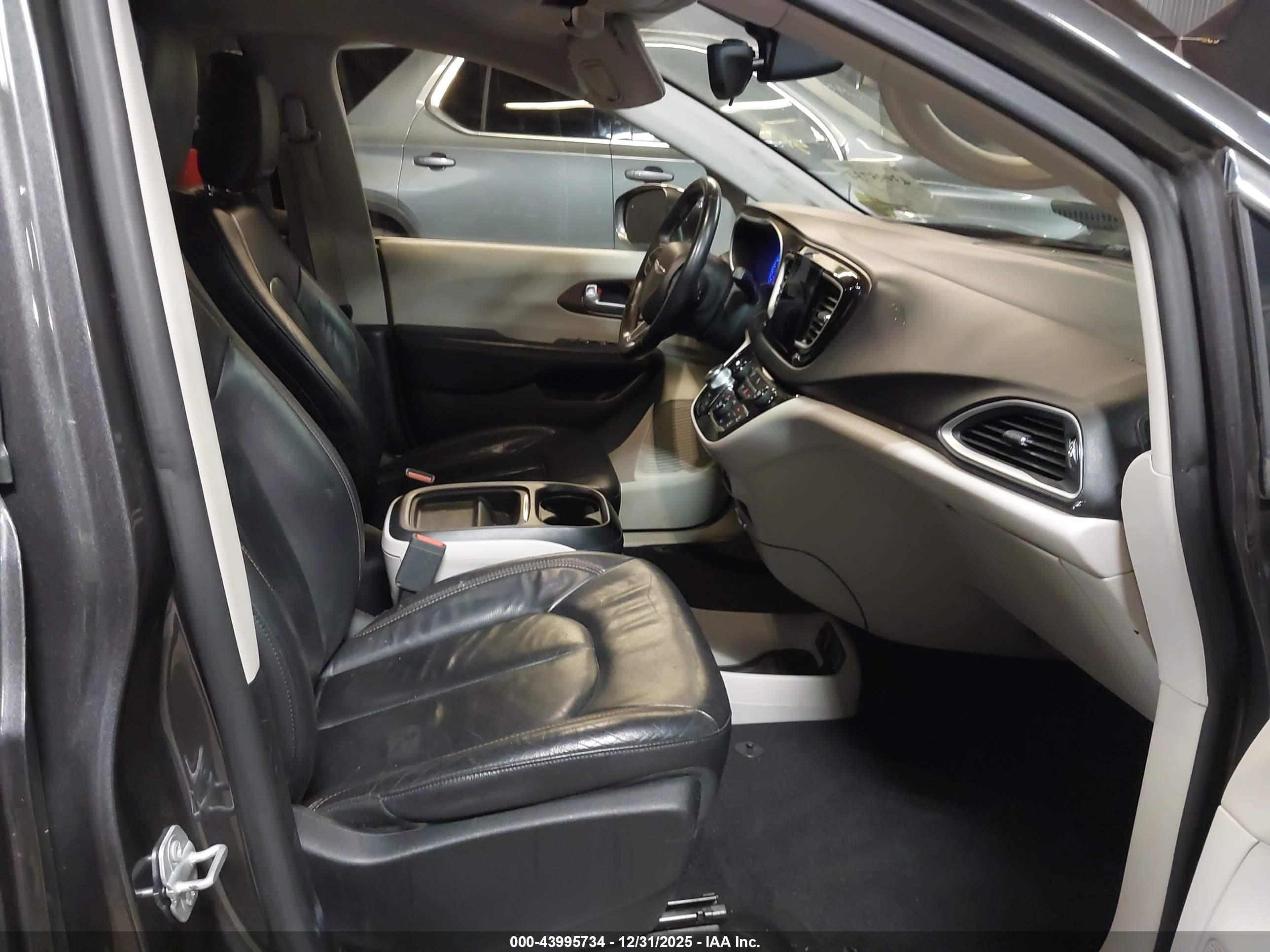 CHRYSLER PACIFICA image 5