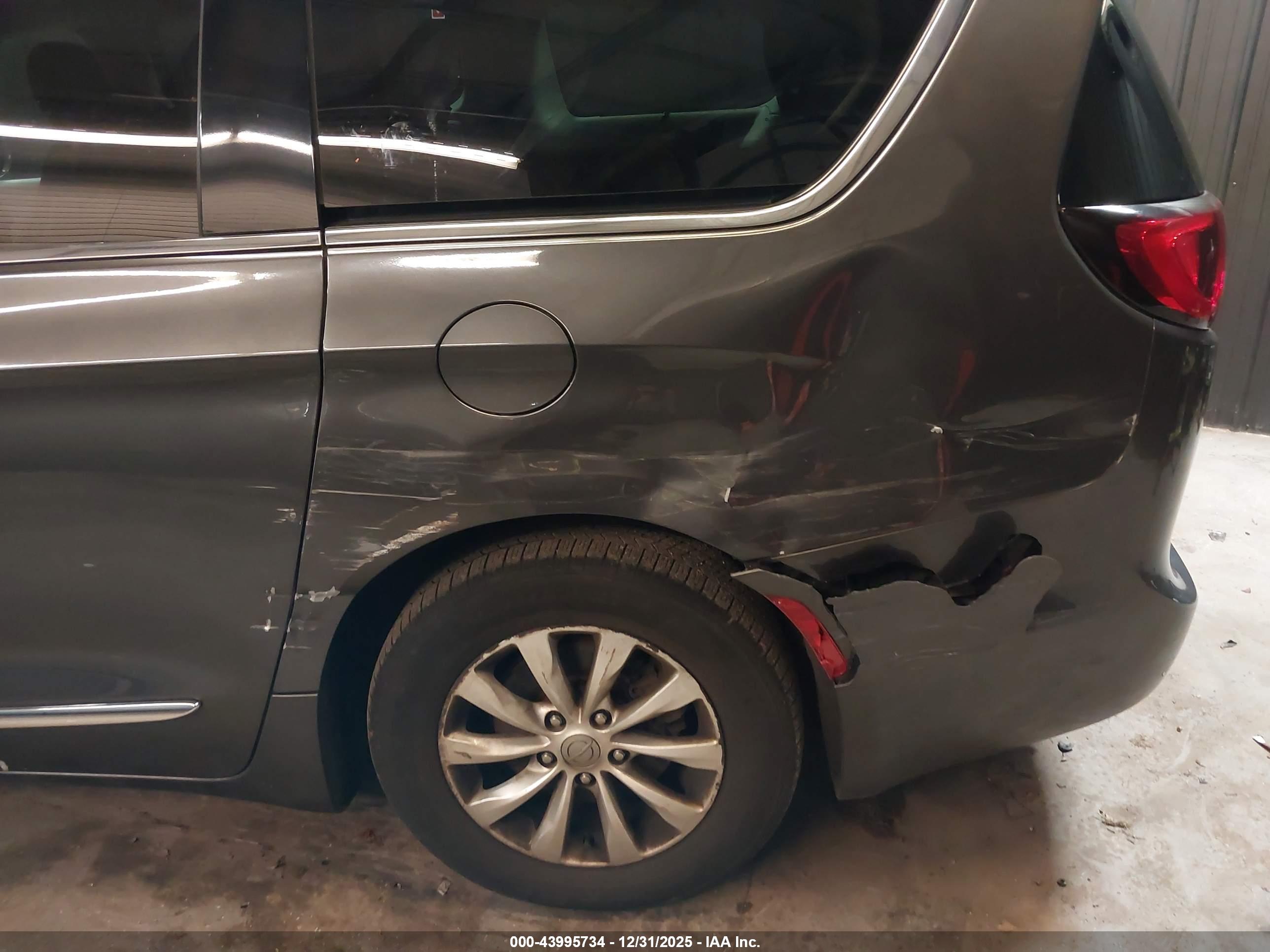 CHRYSLER PACIFICA image 6
