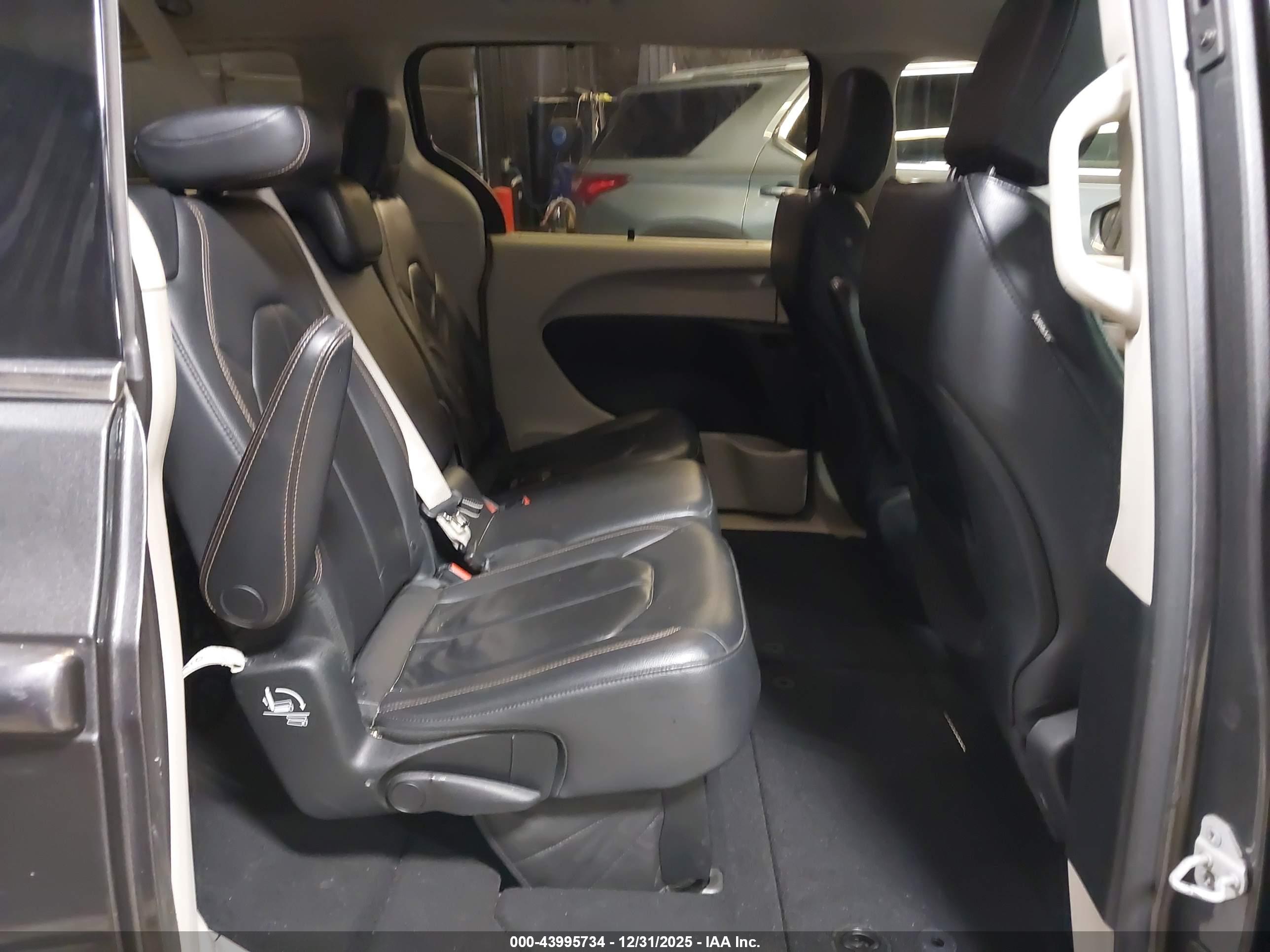 CHRYSLER PACIFICA image 8