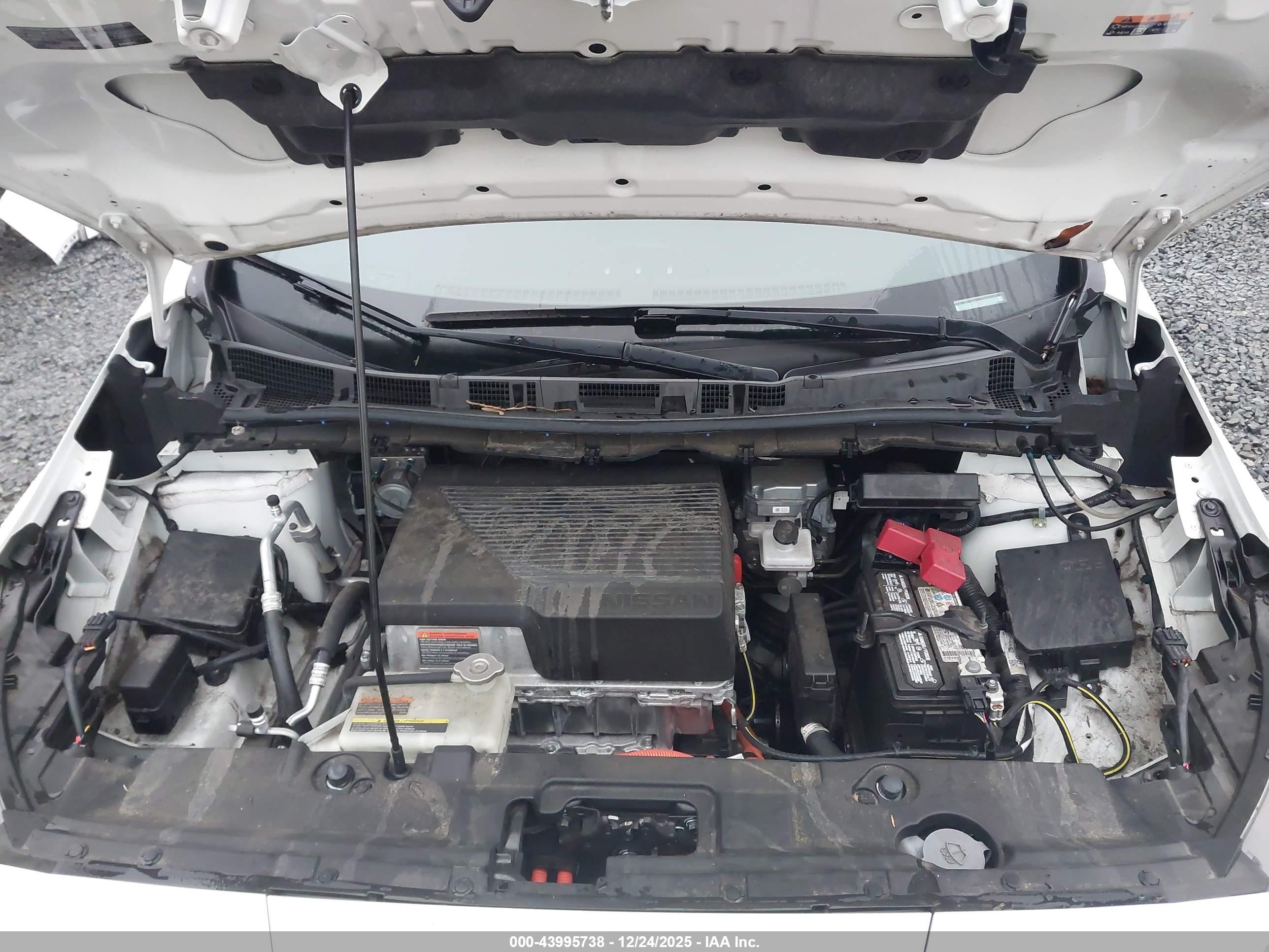 NISSAN LEAF image 10