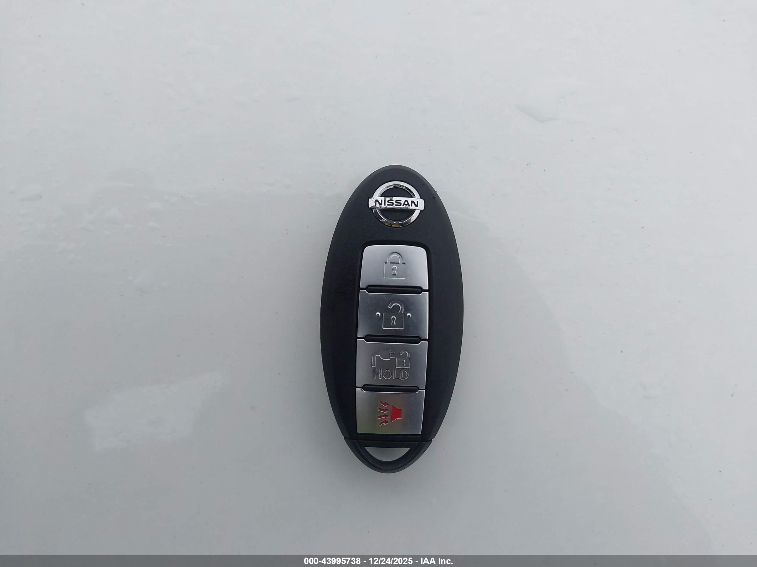 NISSAN LEAF image 11