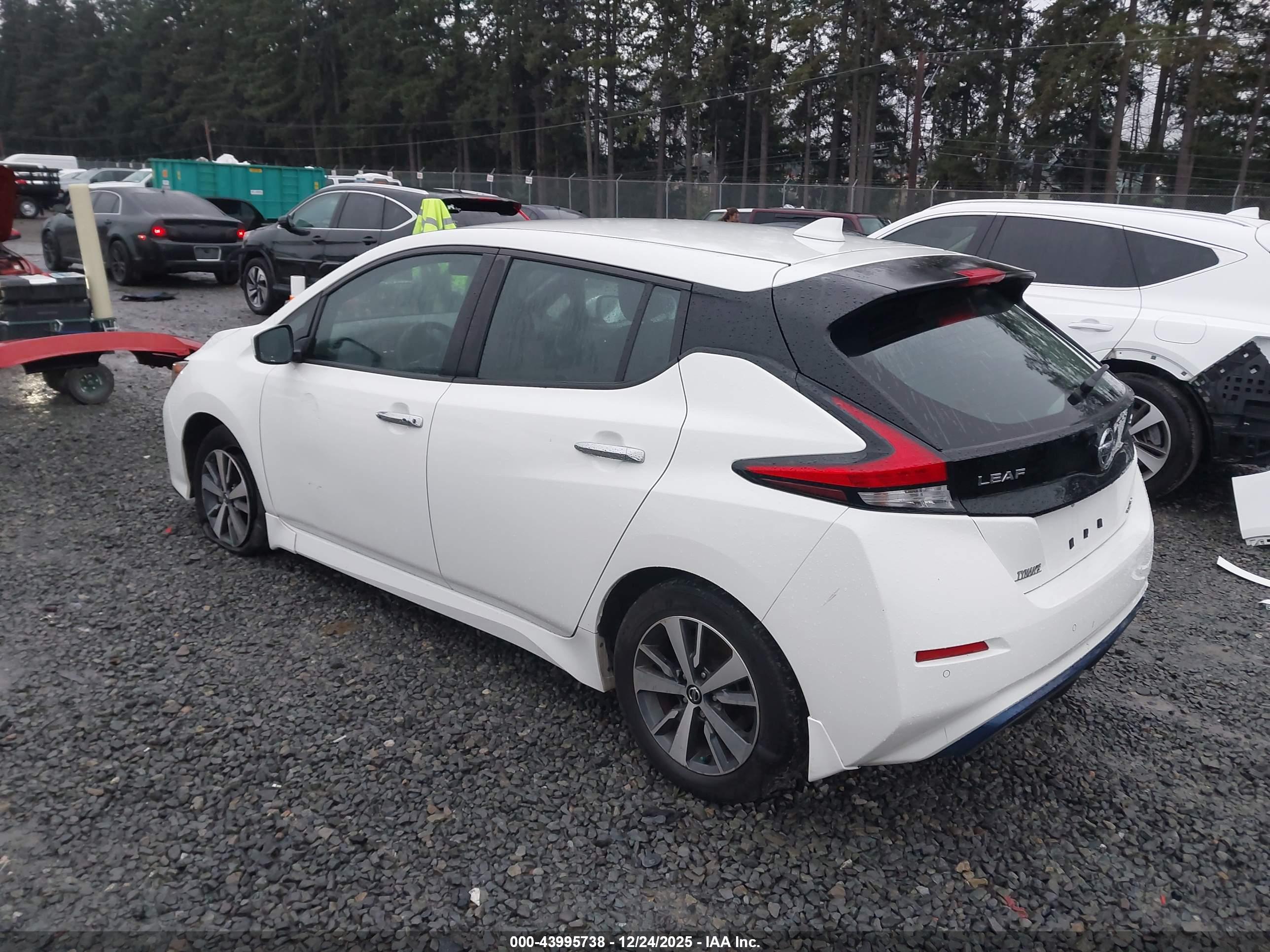 NISSAN LEAF image 3