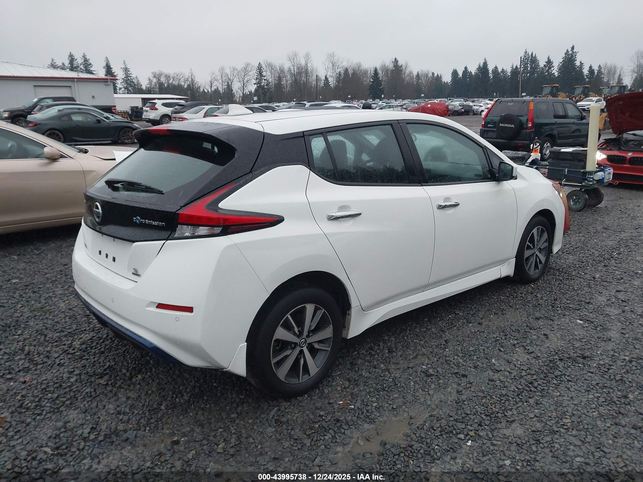 NISSAN LEAF image 4