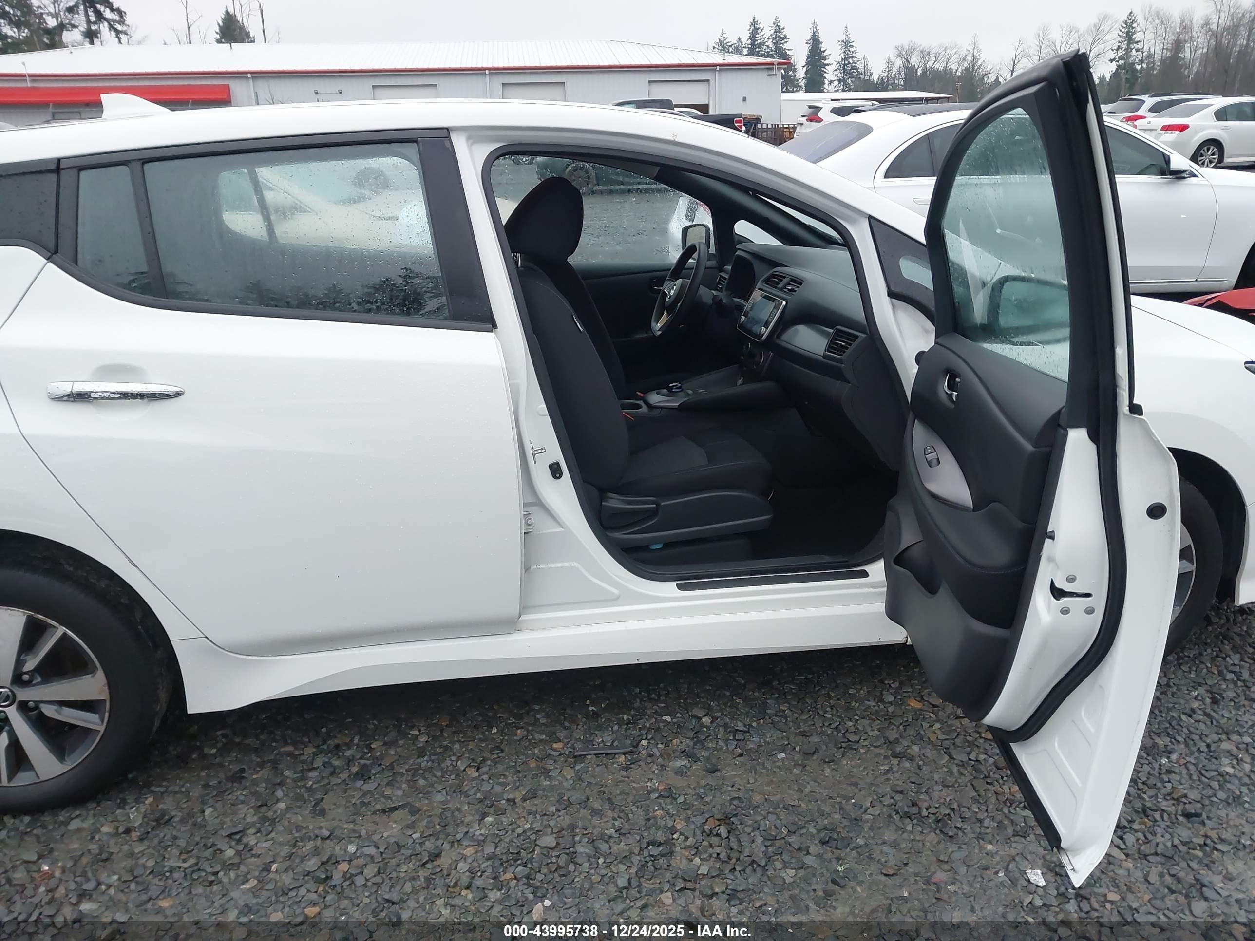 NISSAN LEAF image 5