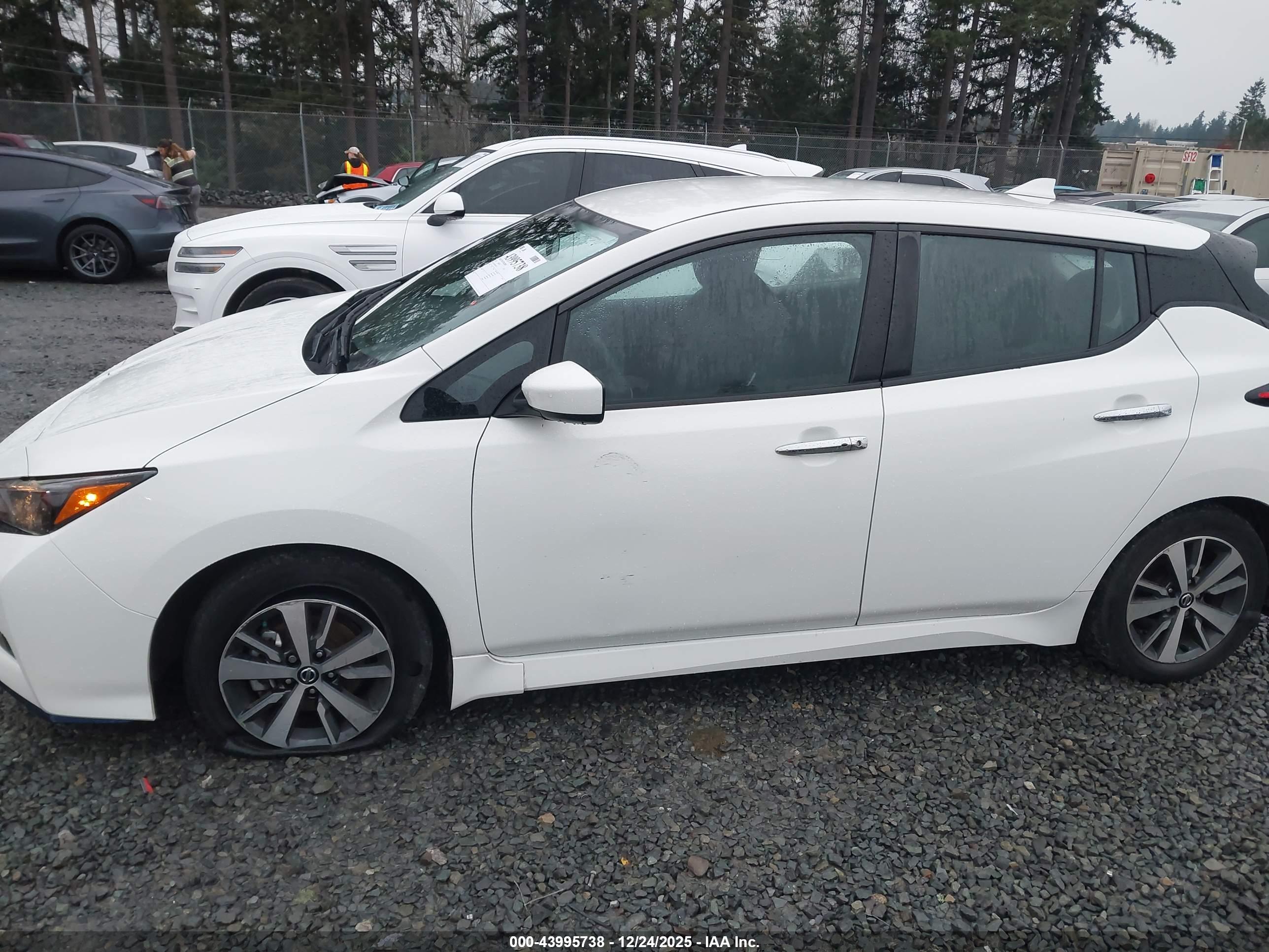 NISSAN LEAF image 6
