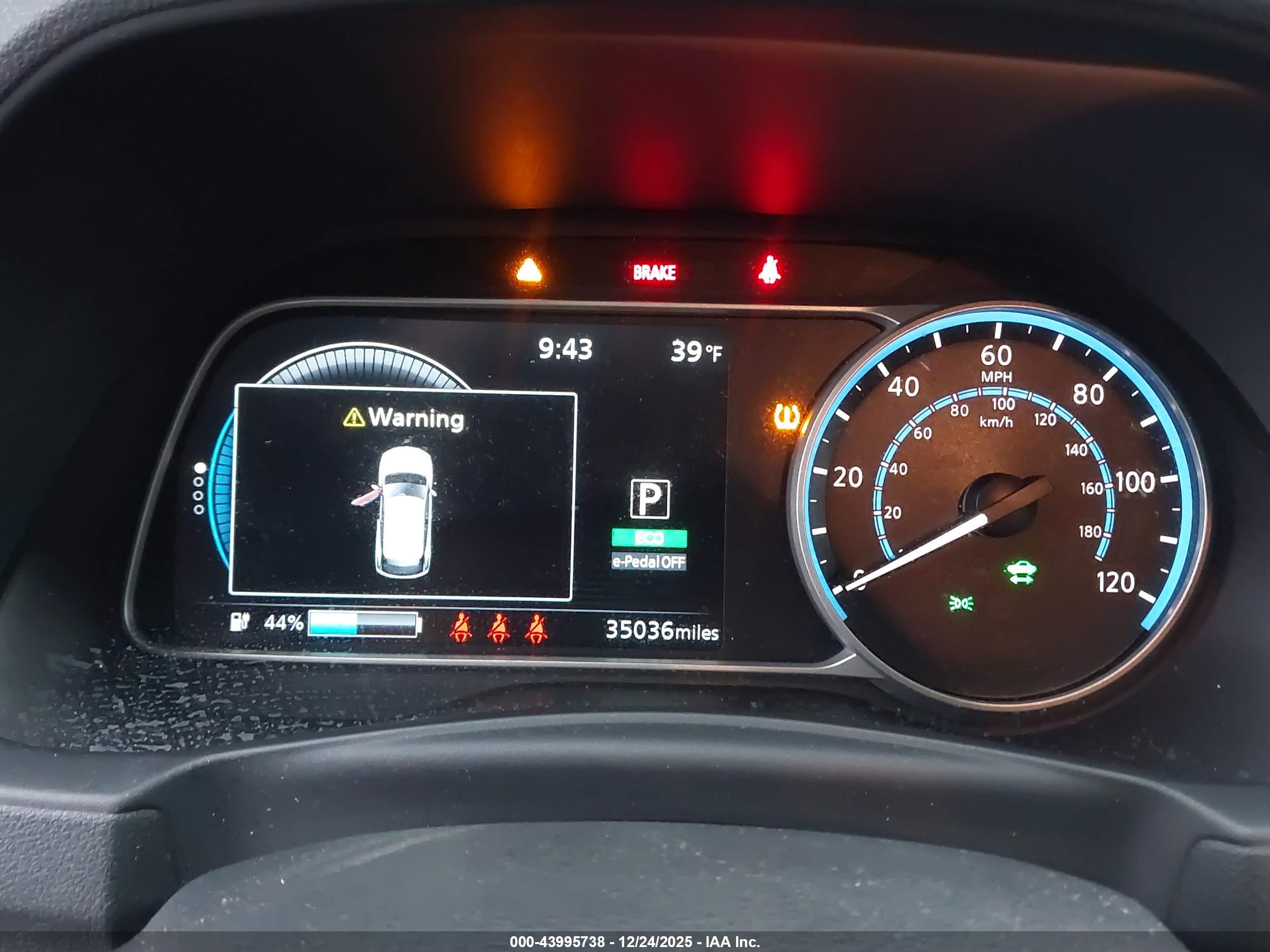 NISSAN LEAF image 7