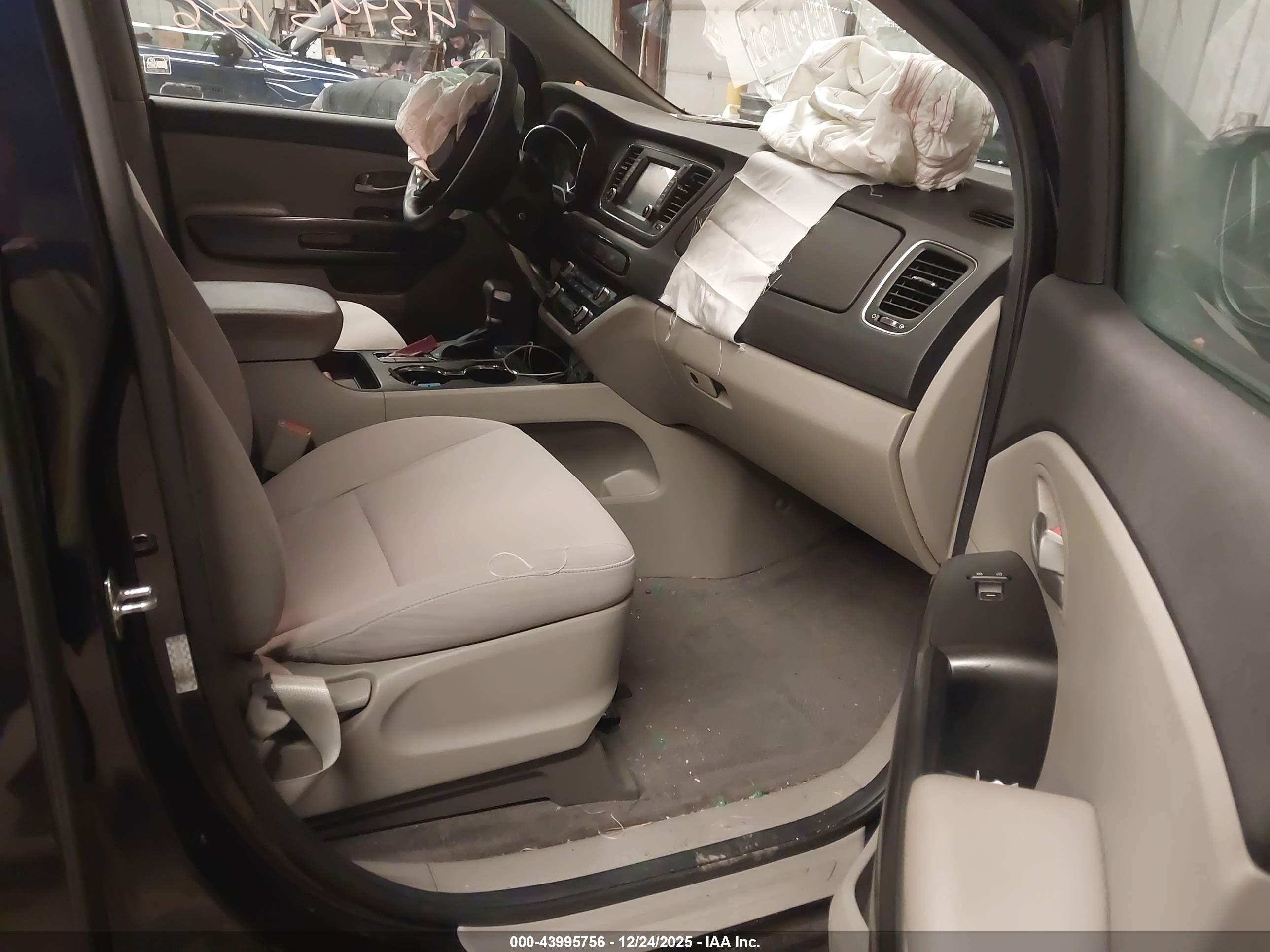 KIA SEDONA image 5