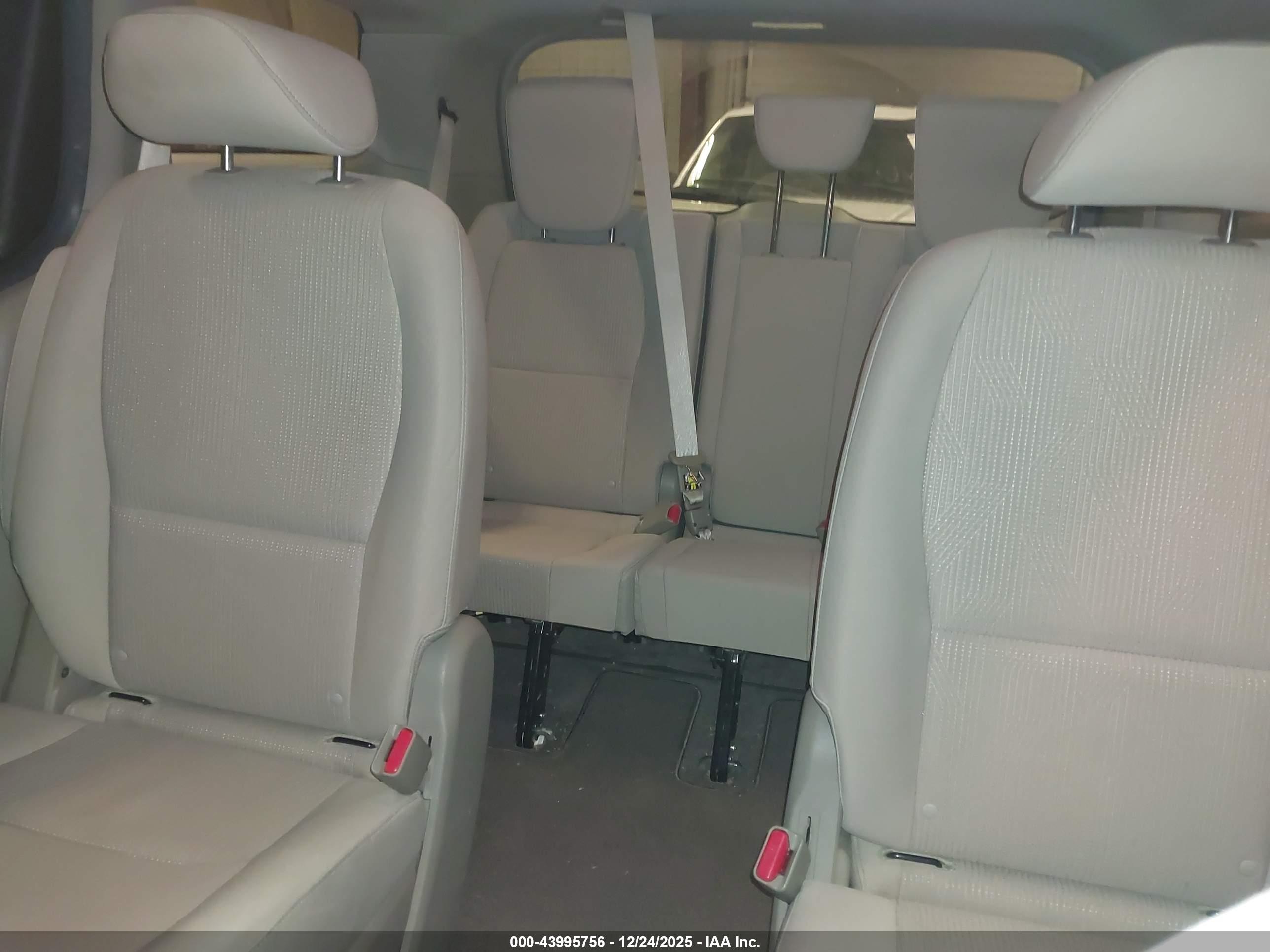 KIA SEDONA image 8