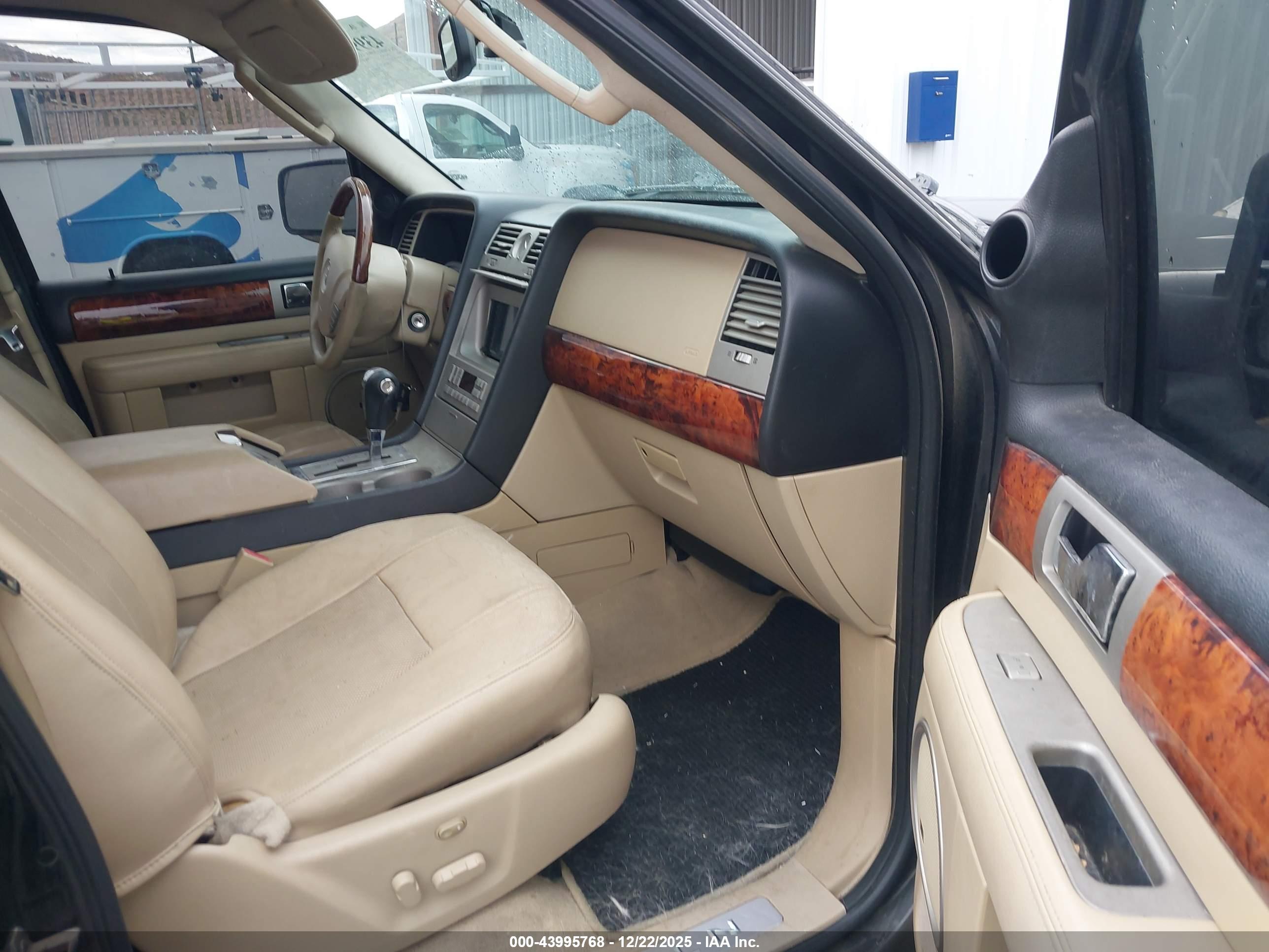 LINCOLN NAVIGATOR image 5