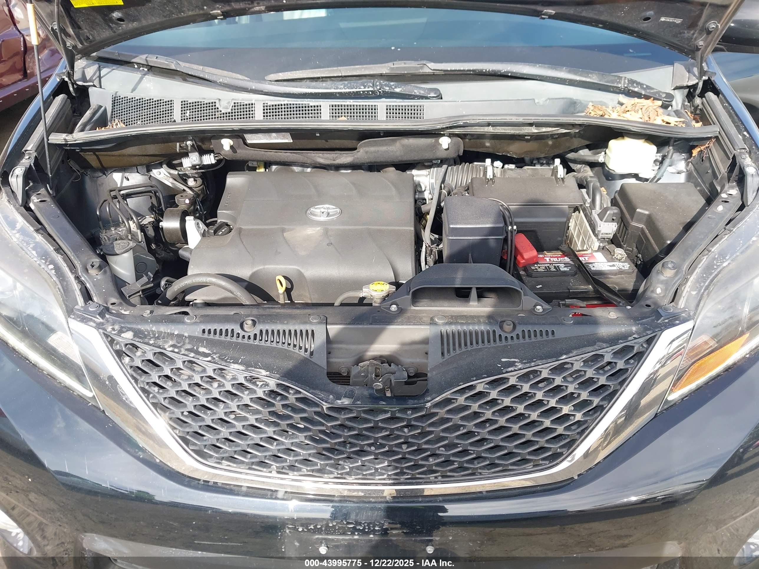 TOYOTA SIENNA image 10