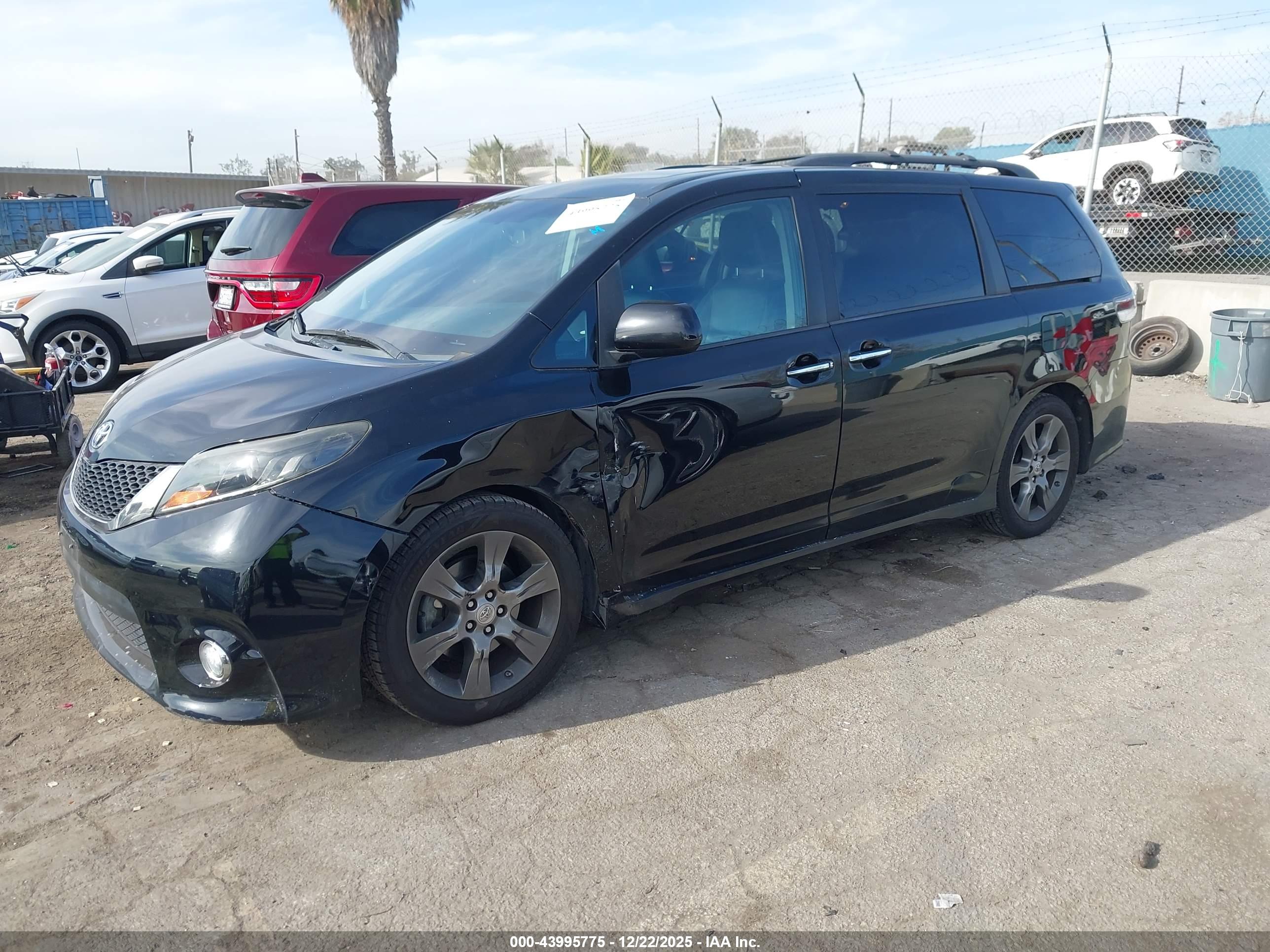 TOYOTA SIENNA image 2