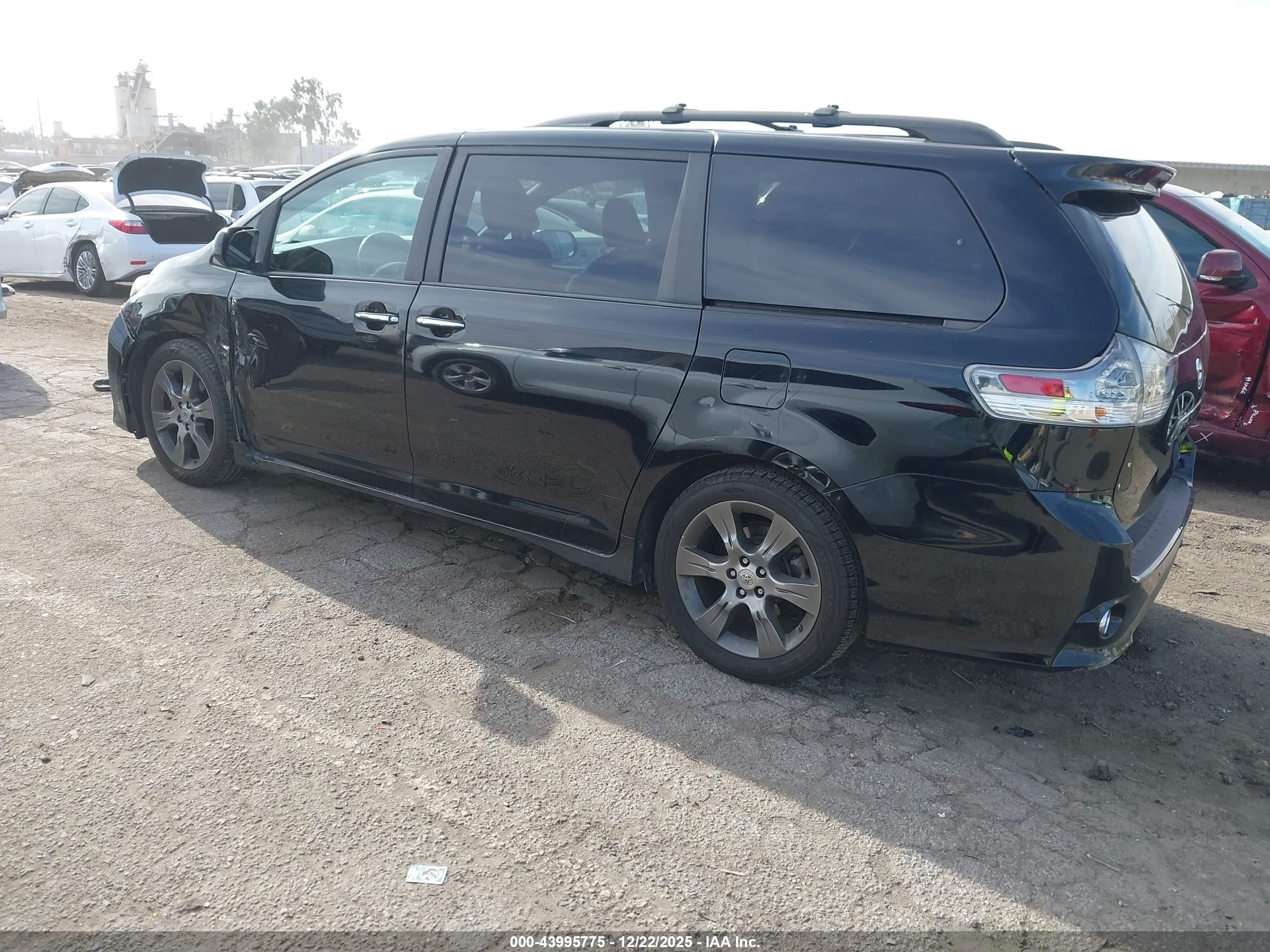 TOYOTA SIENNA image 3