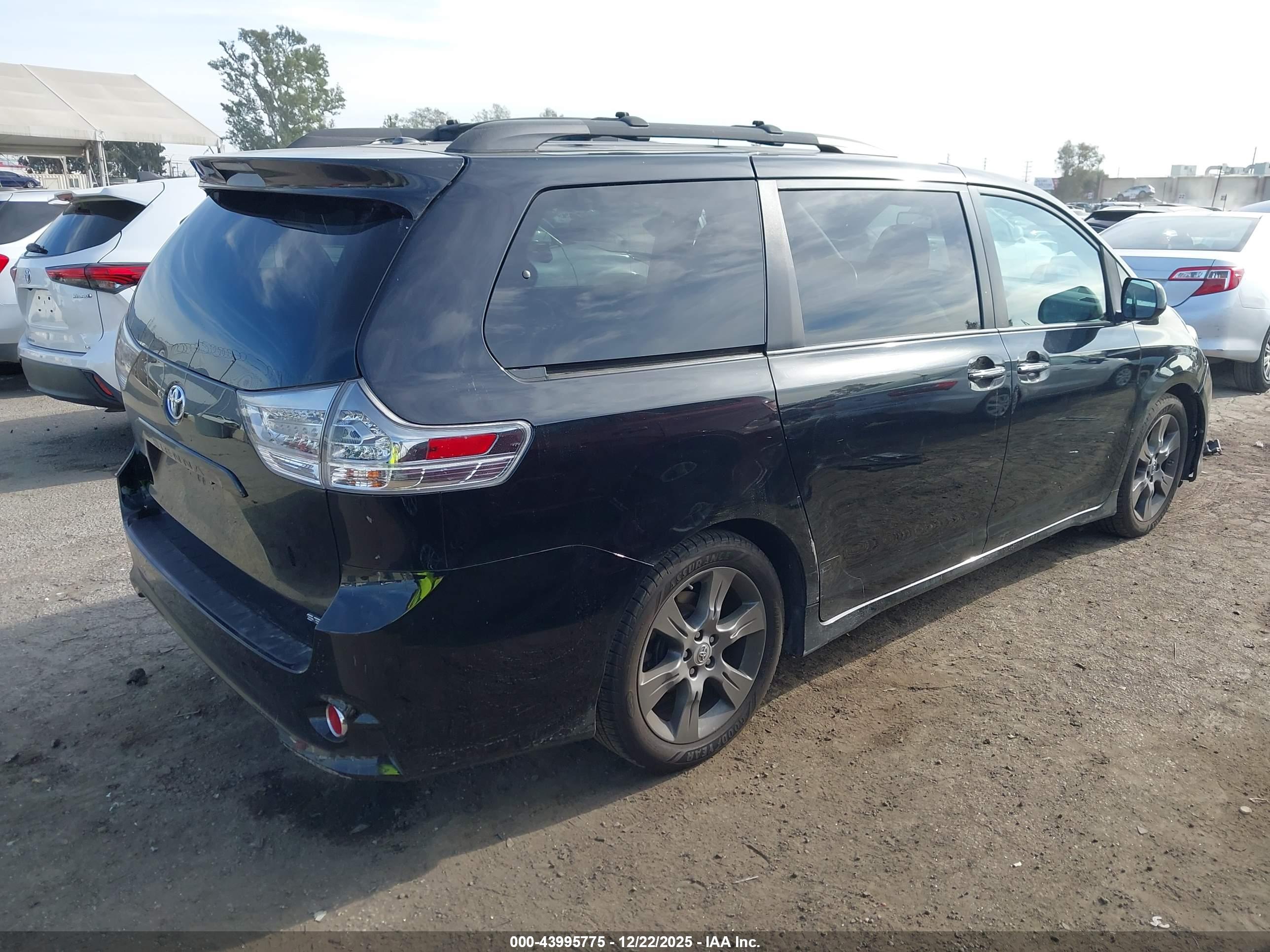 TOYOTA SIENNA image 4