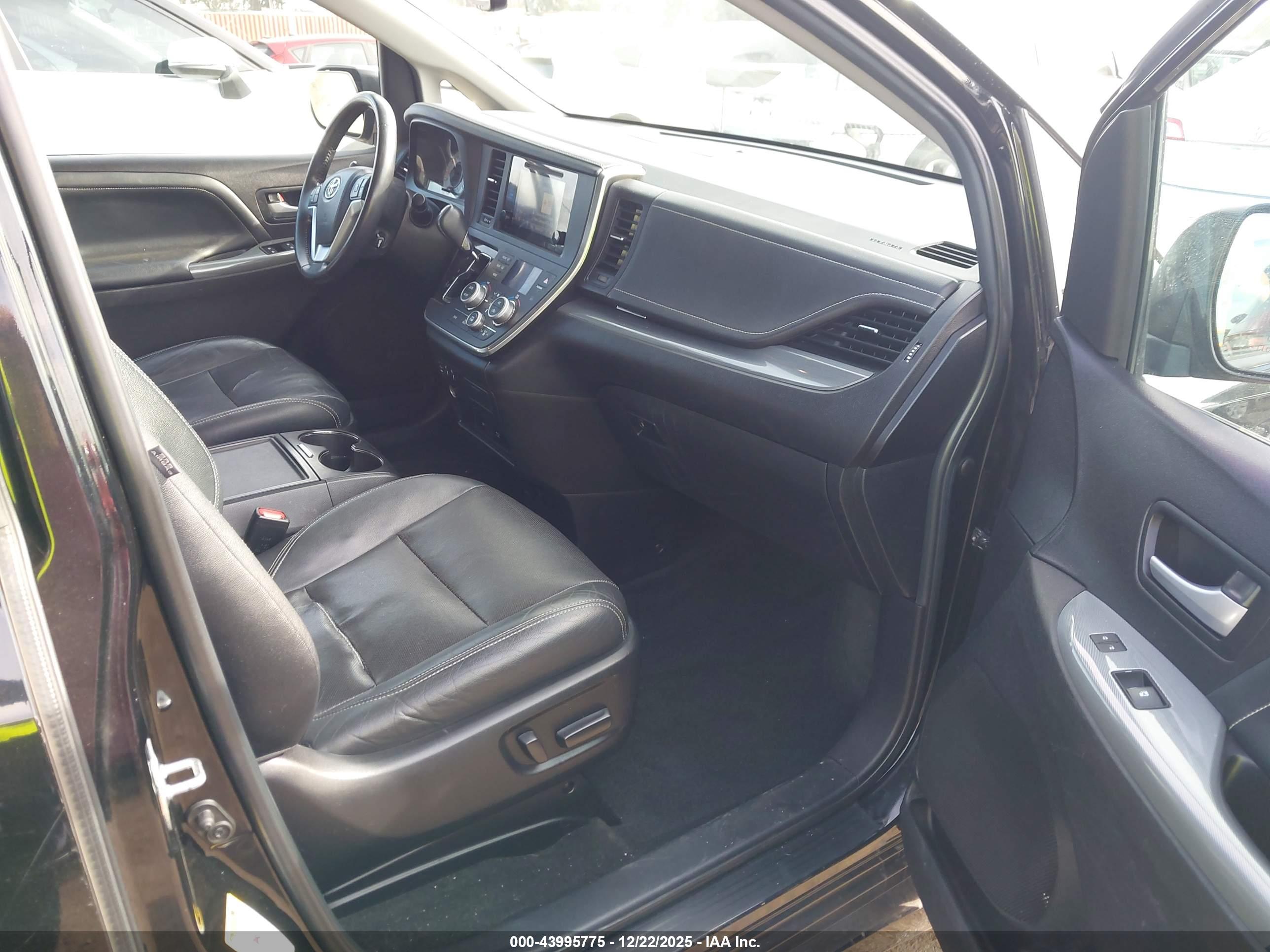 TOYOTA SIENNA image 5