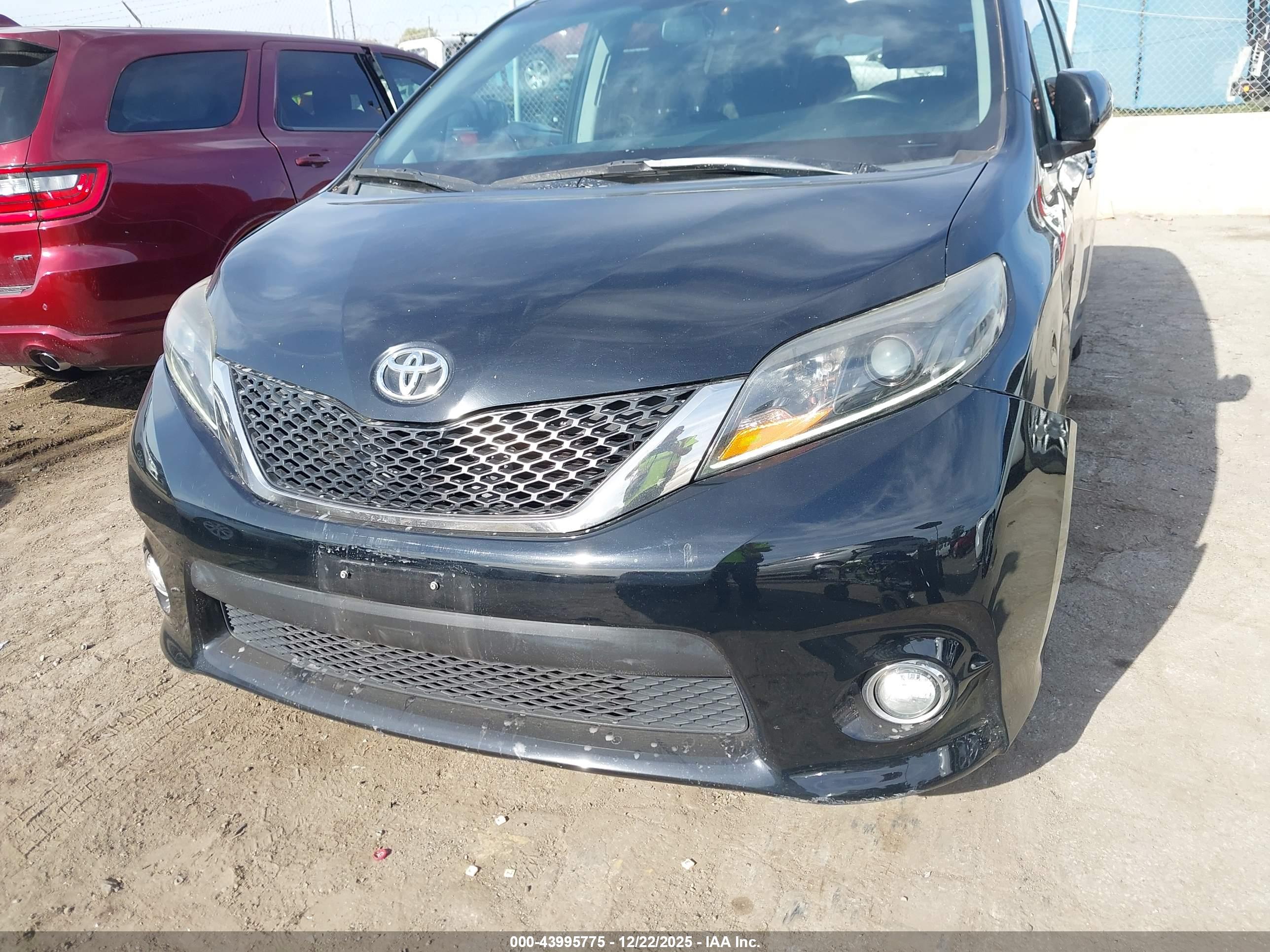 TOYOTA SIENNA image 6