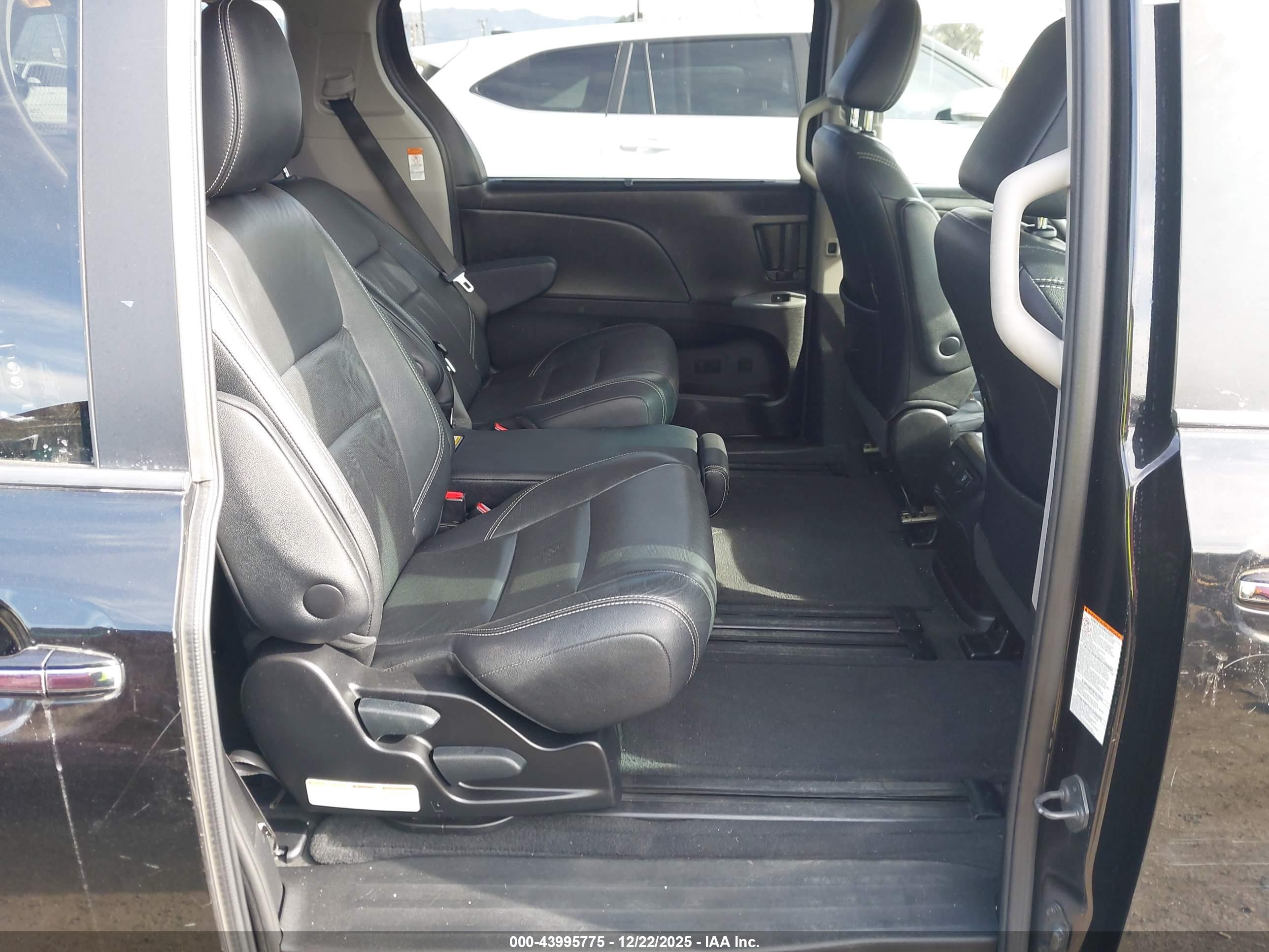TOYOTA SIENNA image 8