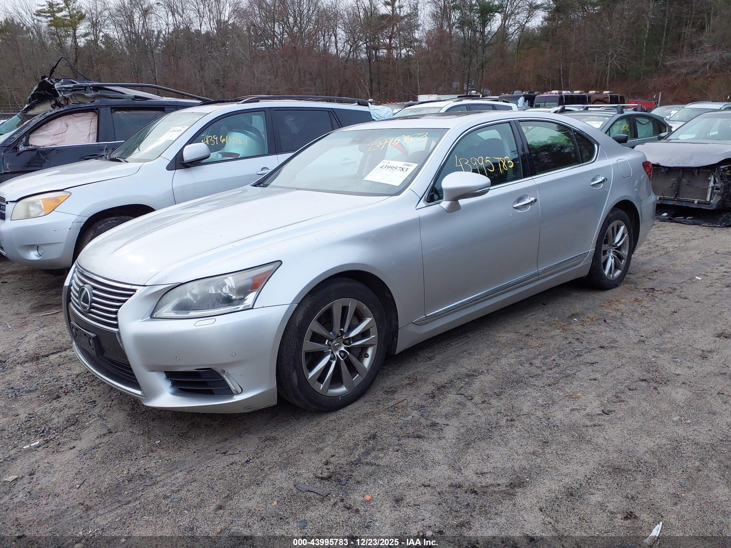 LEXUS LS image 2