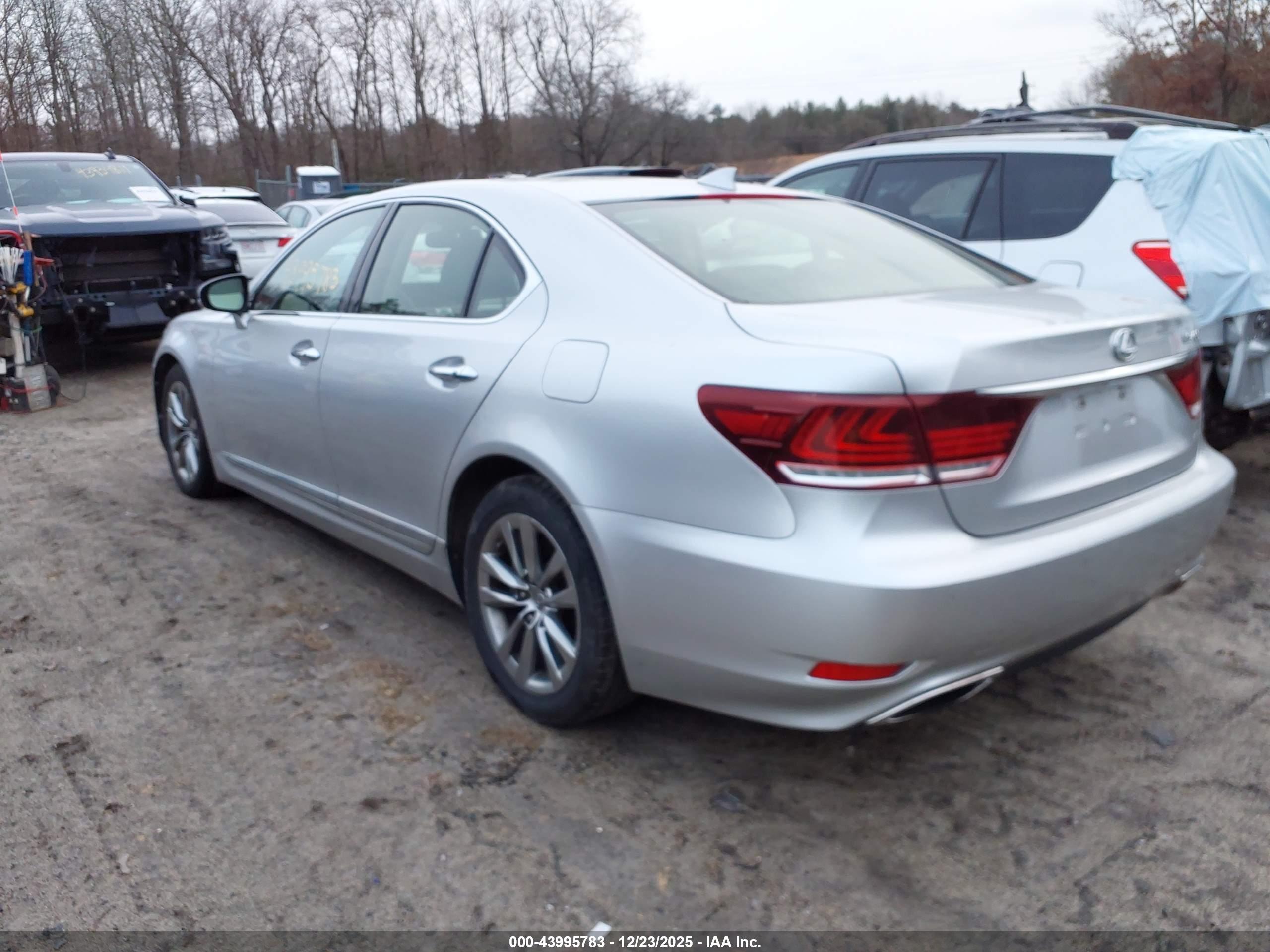 LEXUS LS image 3
