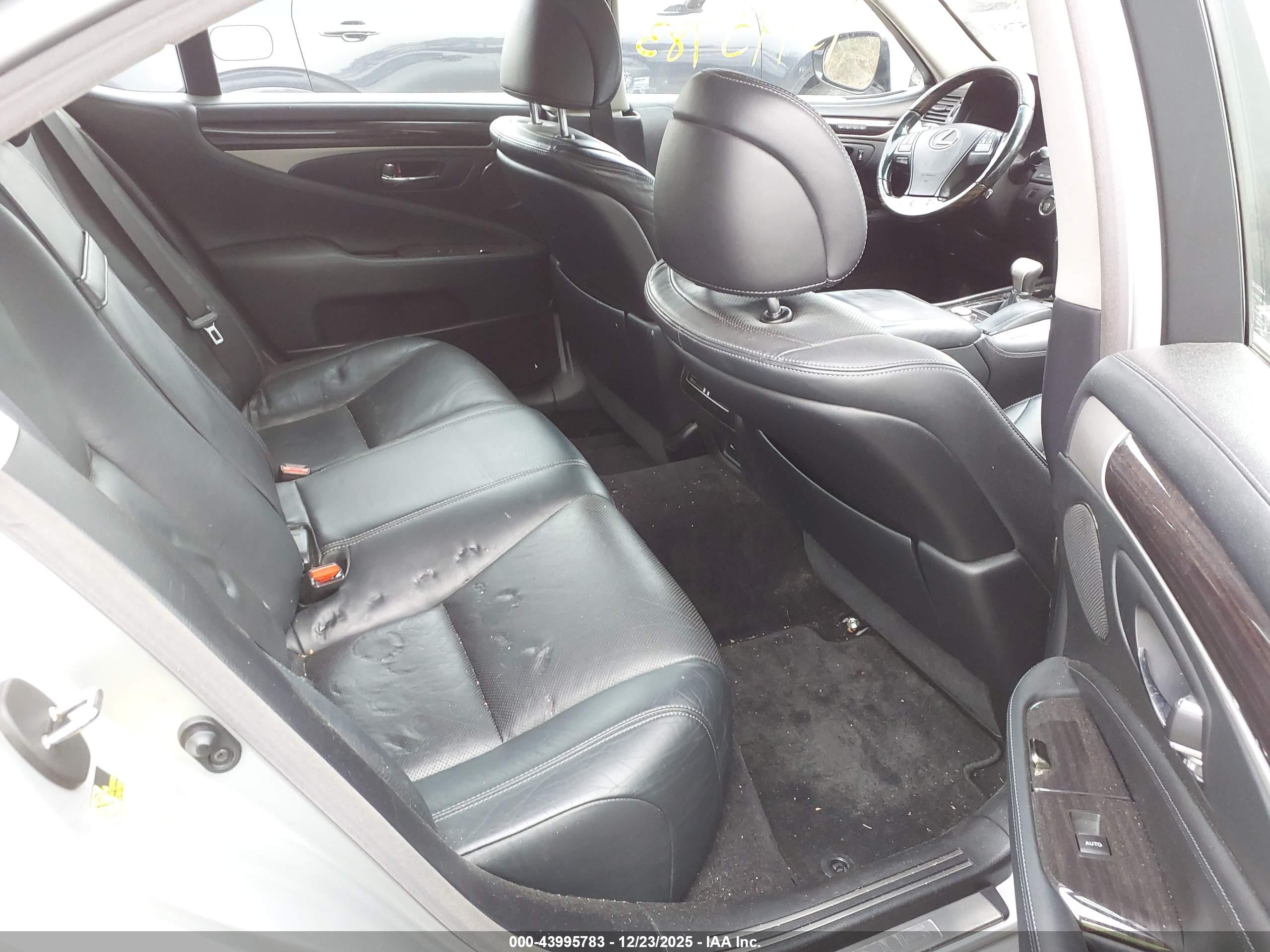 LEXUS LS image 8