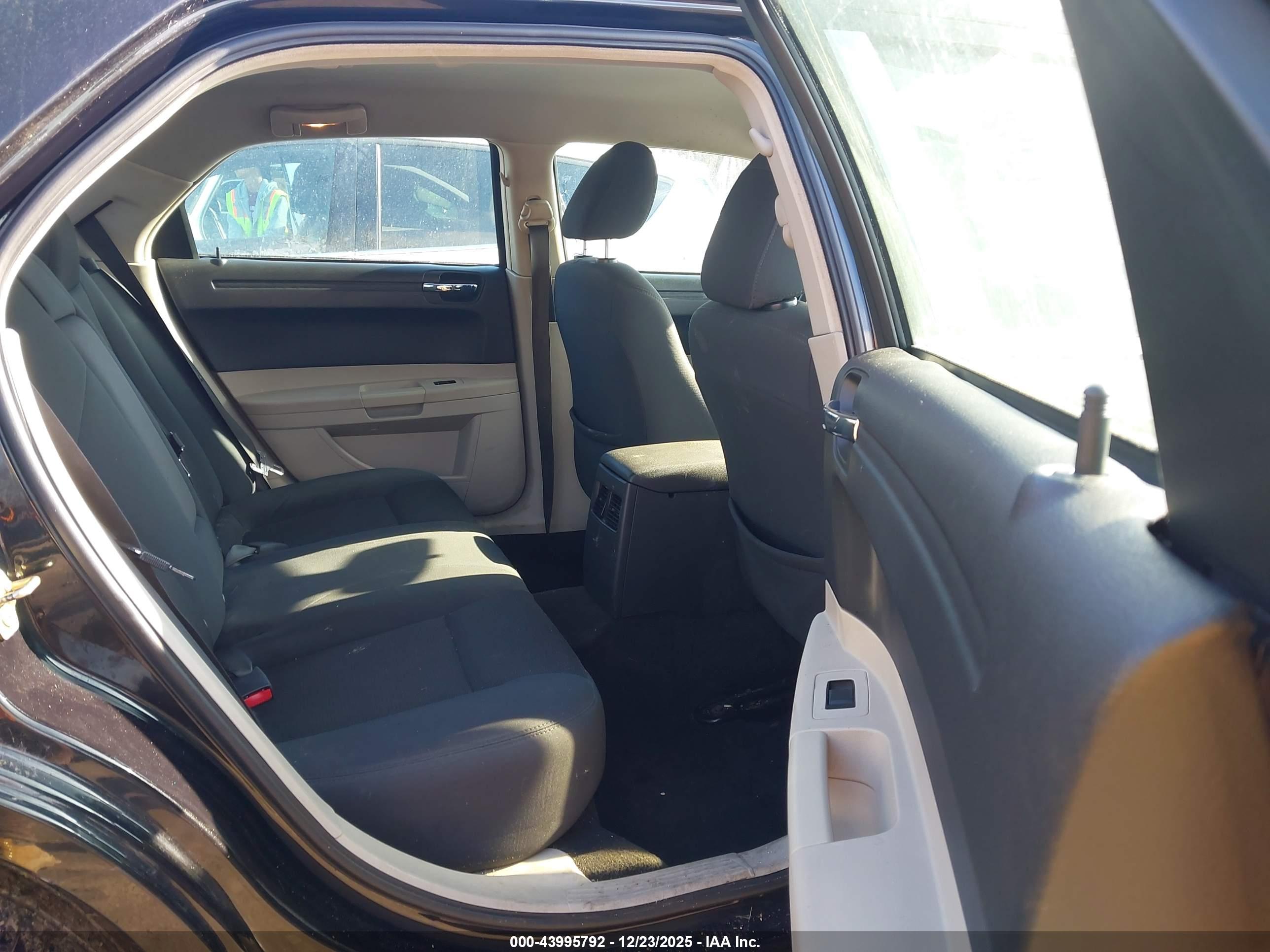 CHRYSLER 300 image 8