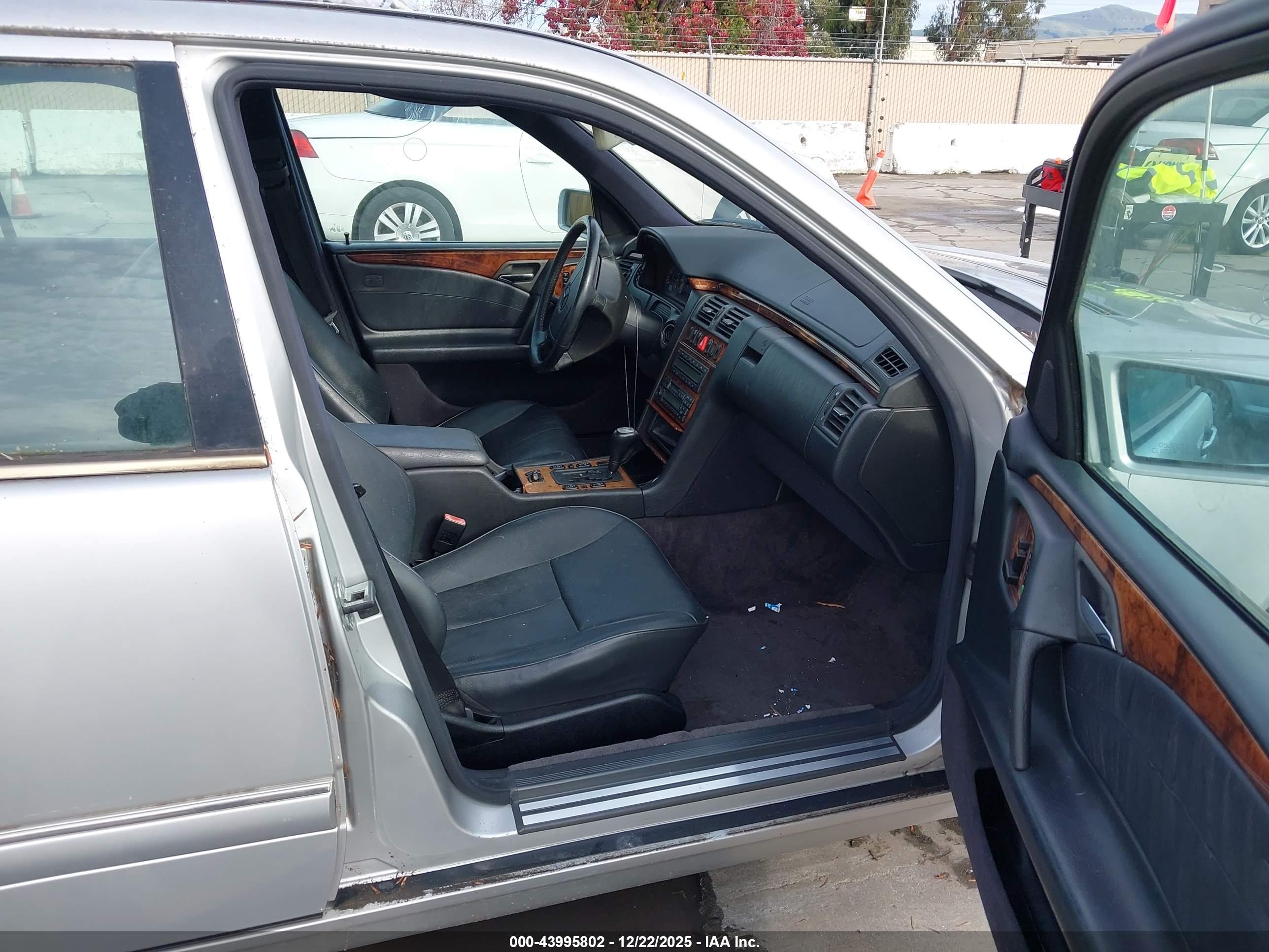 MERCEDES-BENZ E image 5