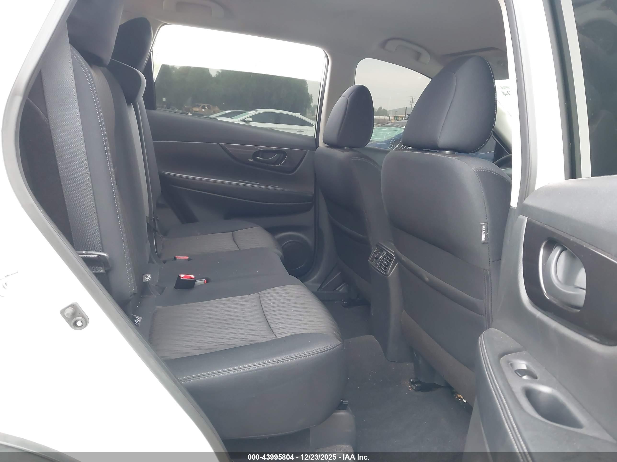 NISSAN ROGUE image 8