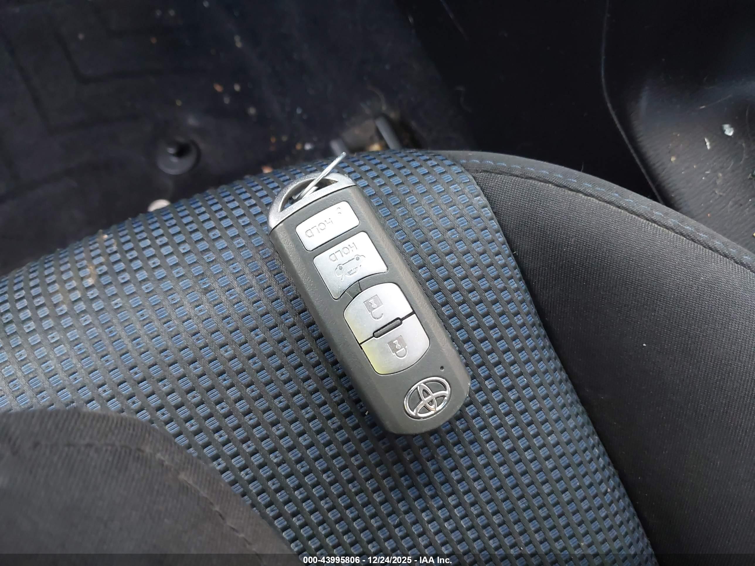 TOYOTA YARIS image 11