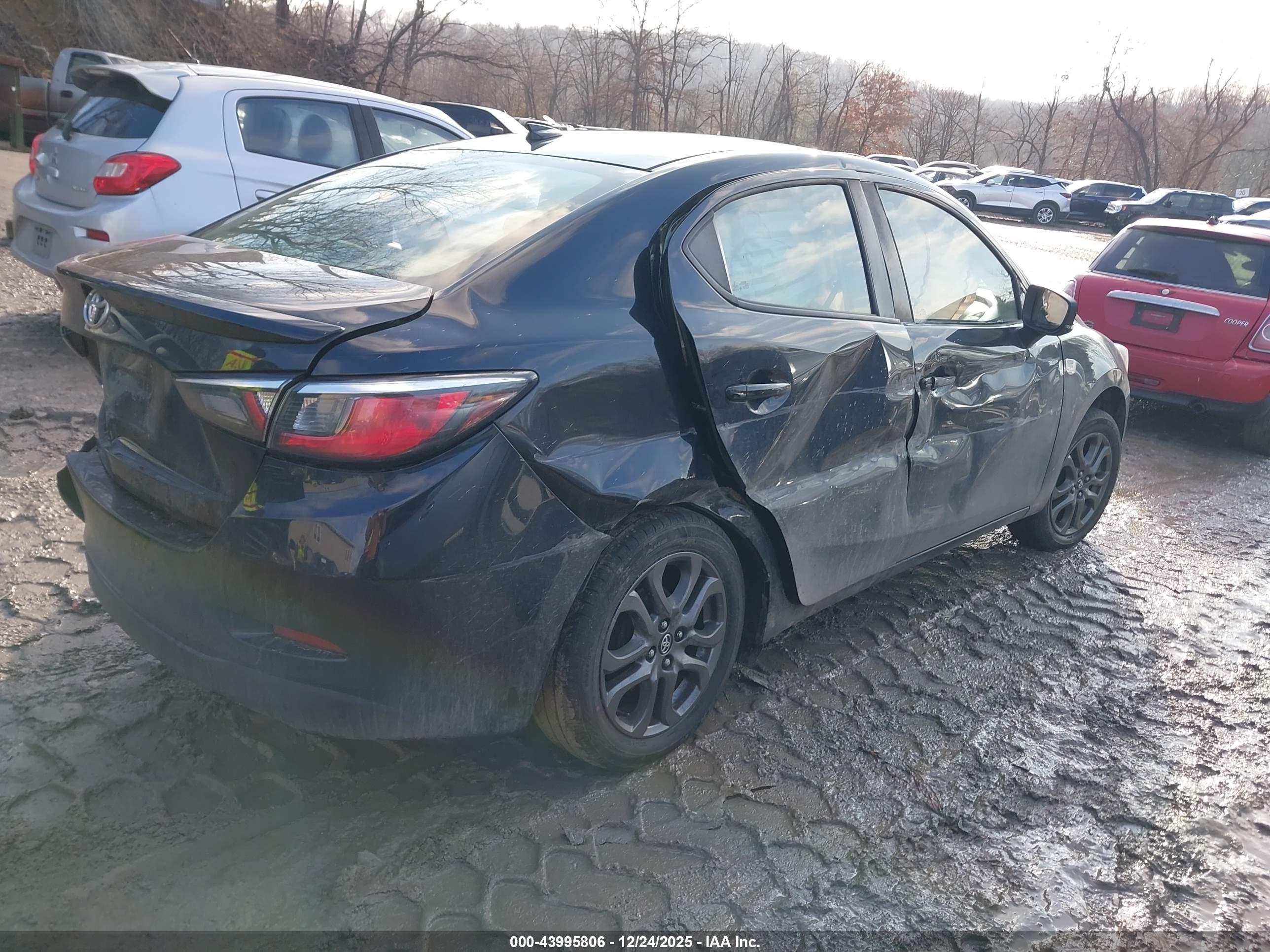 TOYOTA YARIS image 4
