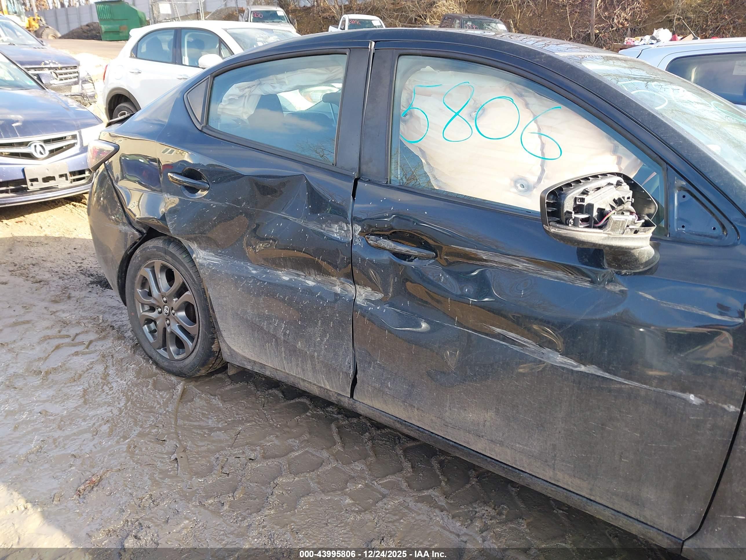 TOYOTA YARIS image 6